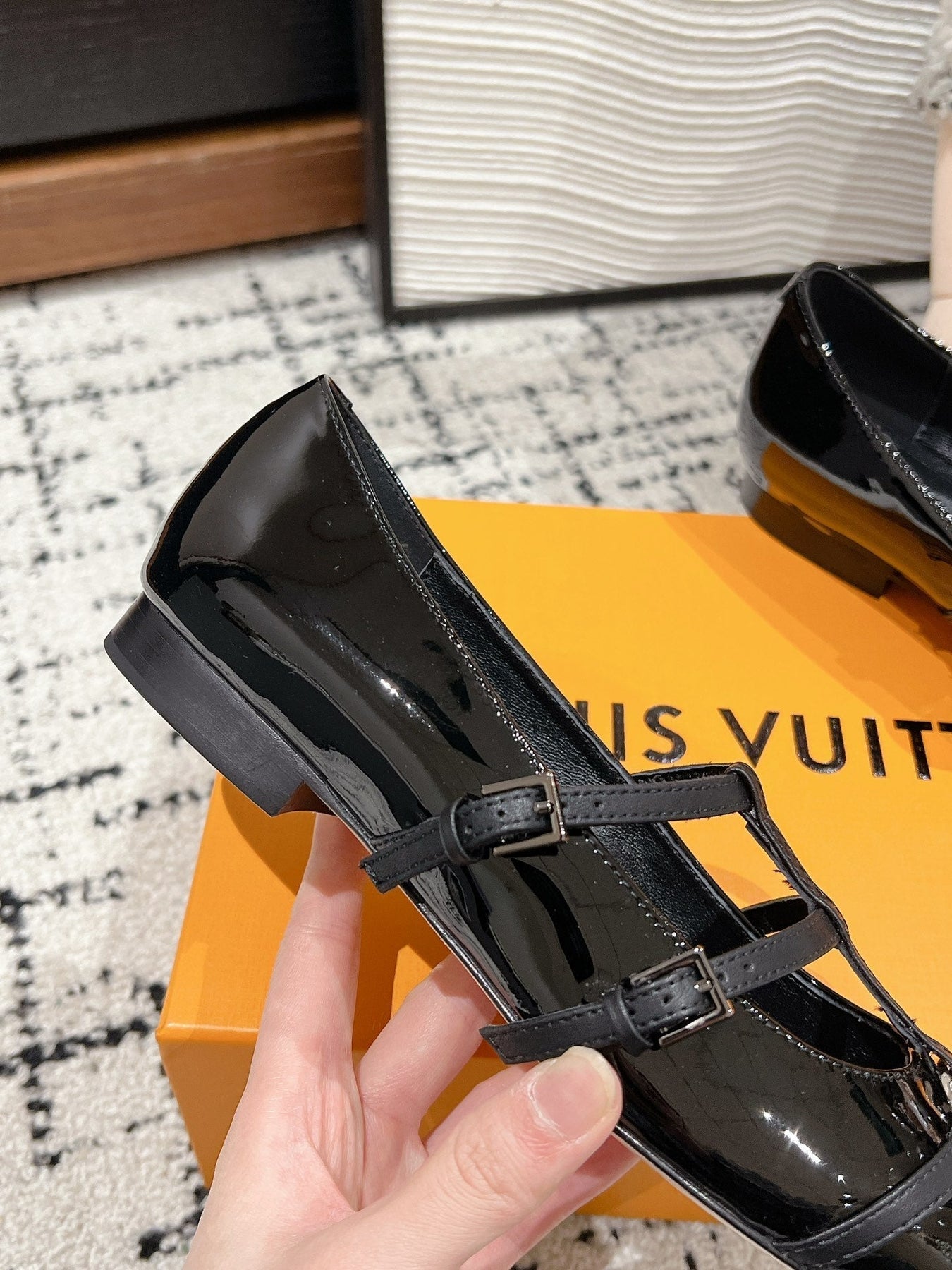 POINTED FLAT SHOES IN BLACK CALFSKIN