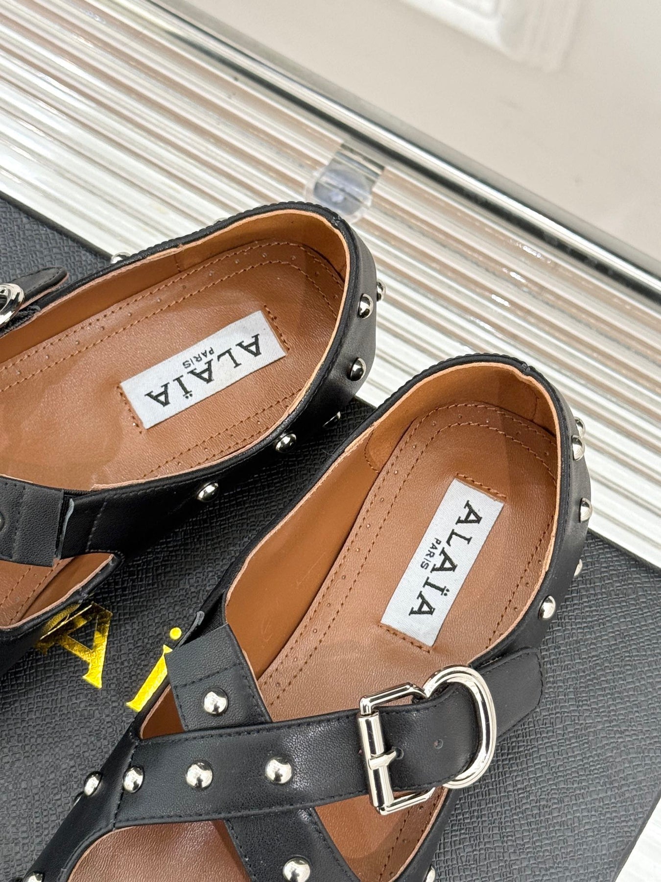 CROSSED STRAP BALLET FLATS IN BLACK CALFSKIN