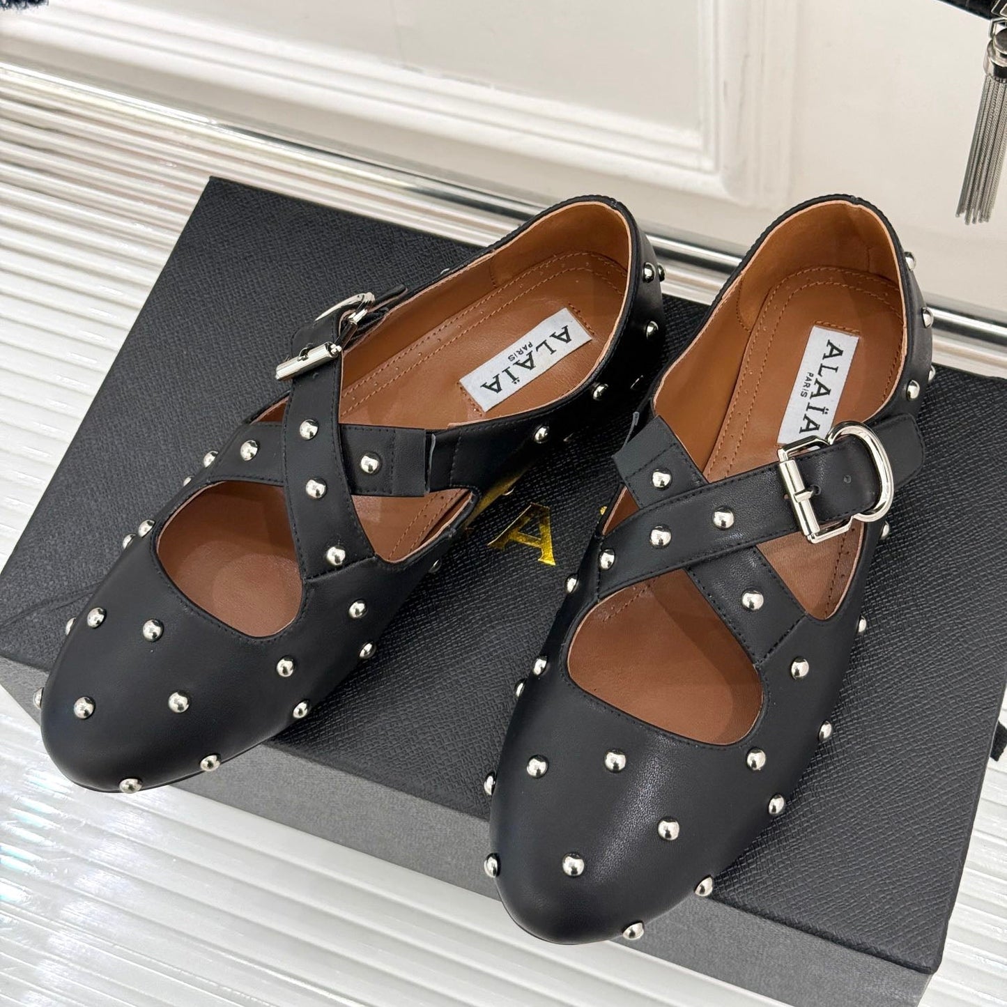 CROSSED STRAP BALLET FLATS IN BLACK CALFSKIN