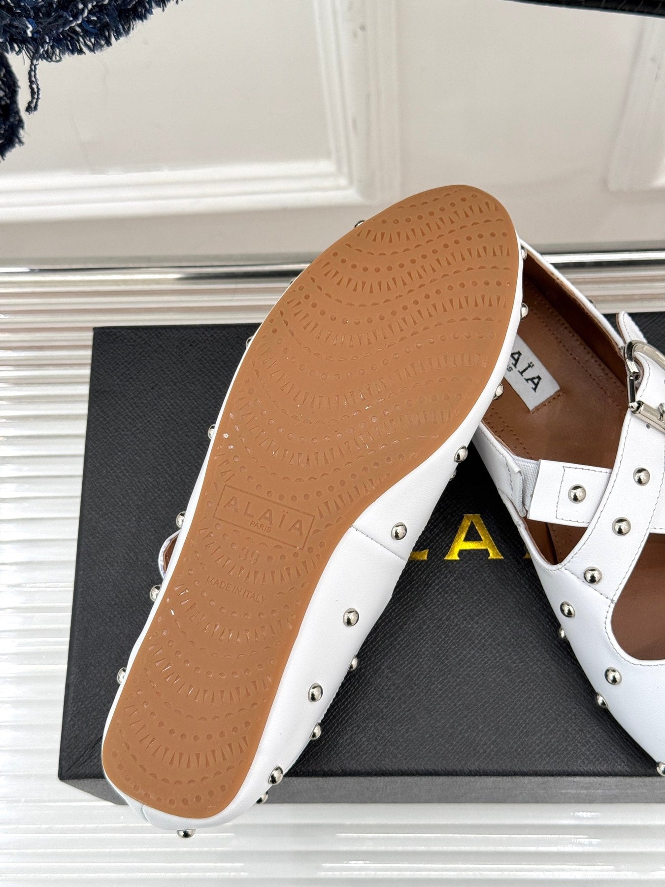 CROSSED STRAP BALLET FLATS IN WHITE CALFSKIN