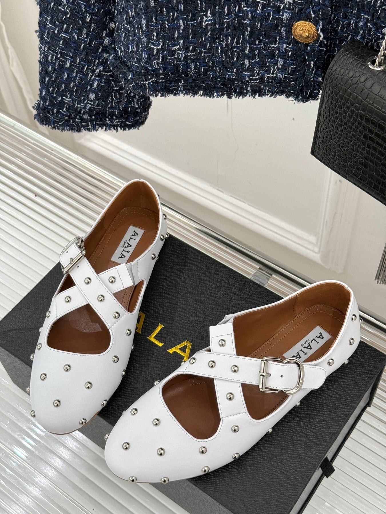 CROSSED STRAP BALLET FLATS IN WHITE CALFSKIN