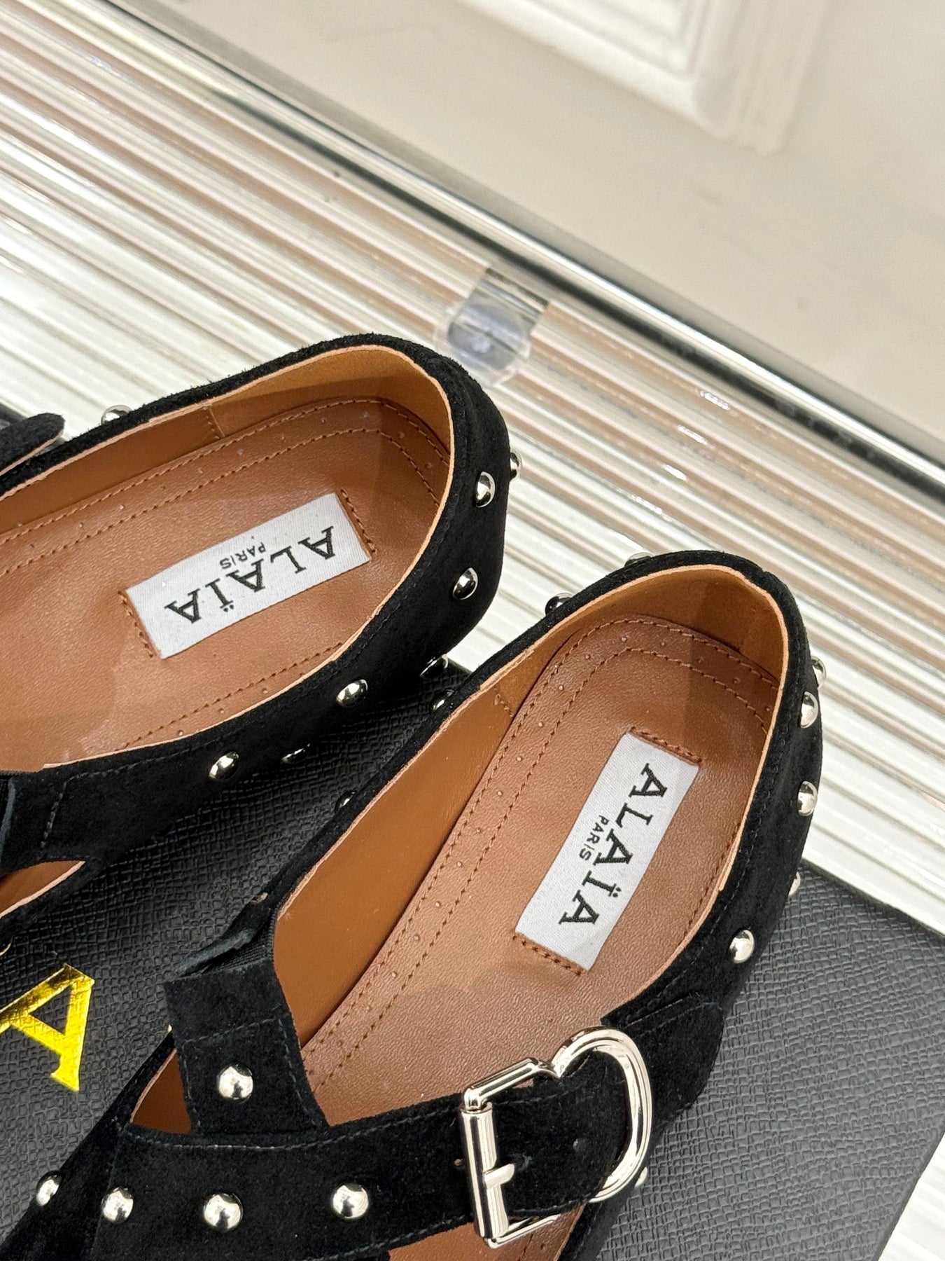 CROSSED STRAP BALLET FLATS IN BLACK SUEDE