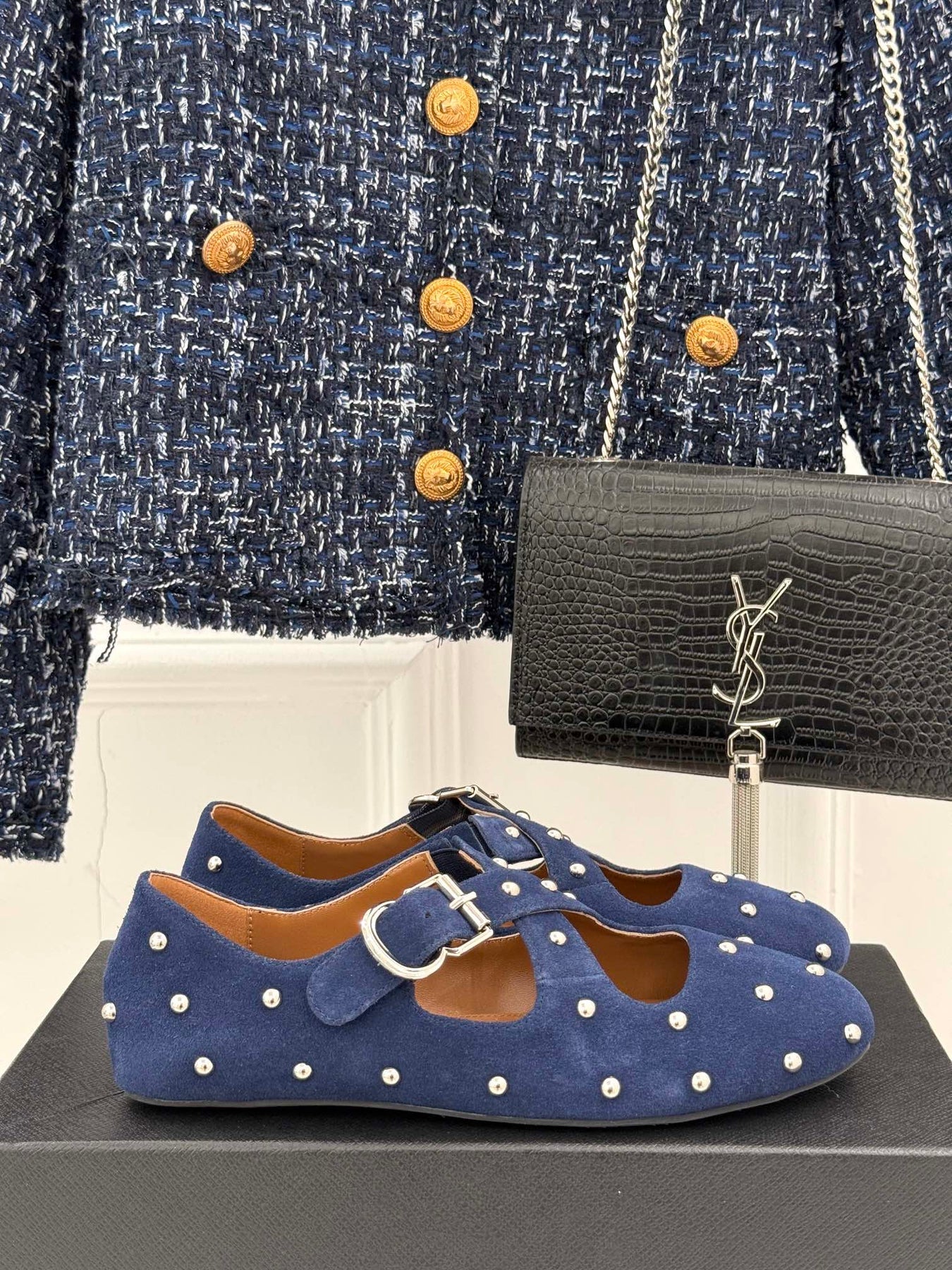 CROSSED STRAP BALLET FLATS IN NAVY BLUE SUEDE