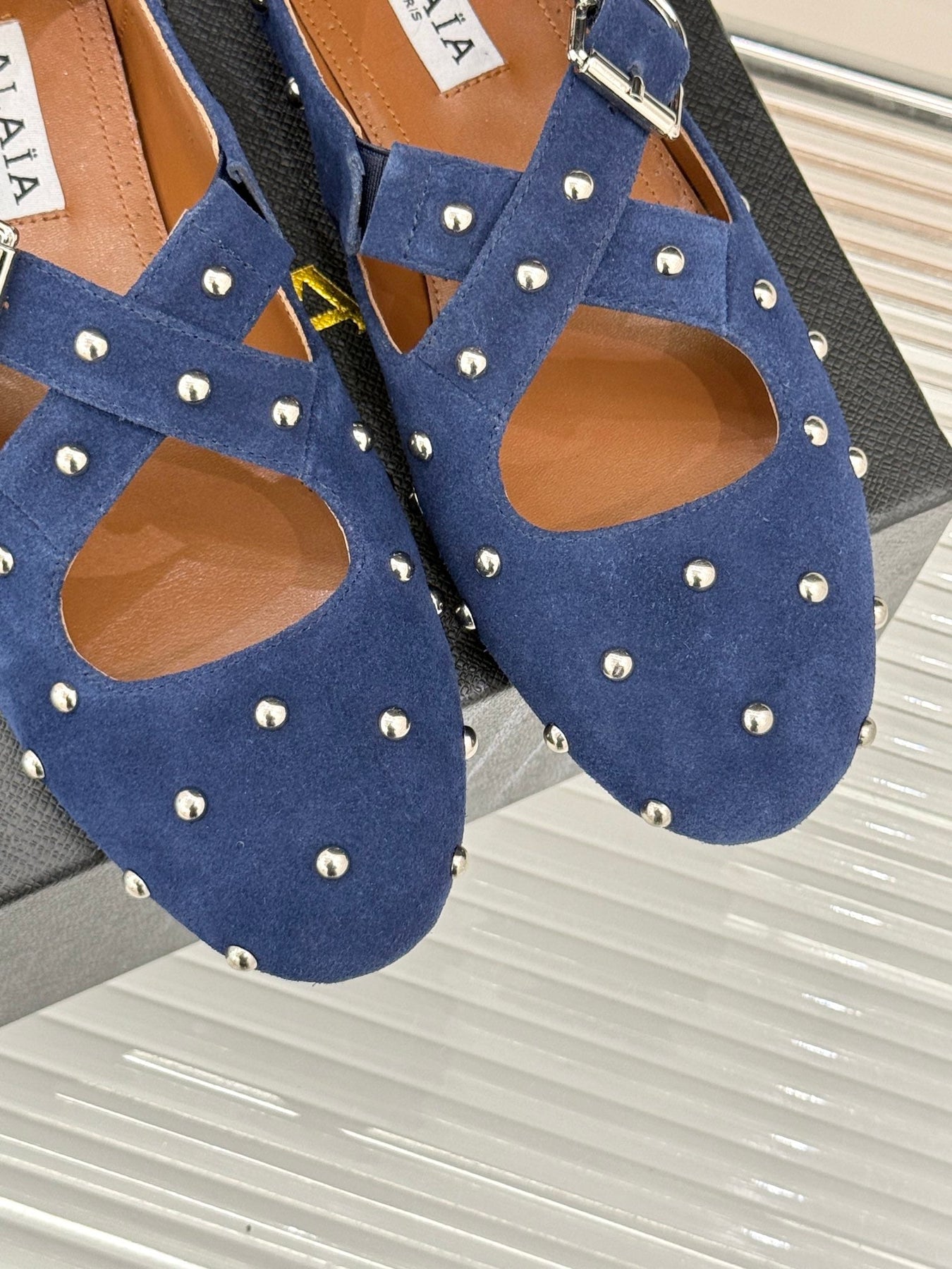 CROSSED STRAP BALLET FLATS IN NAVY BLUE SUEDE