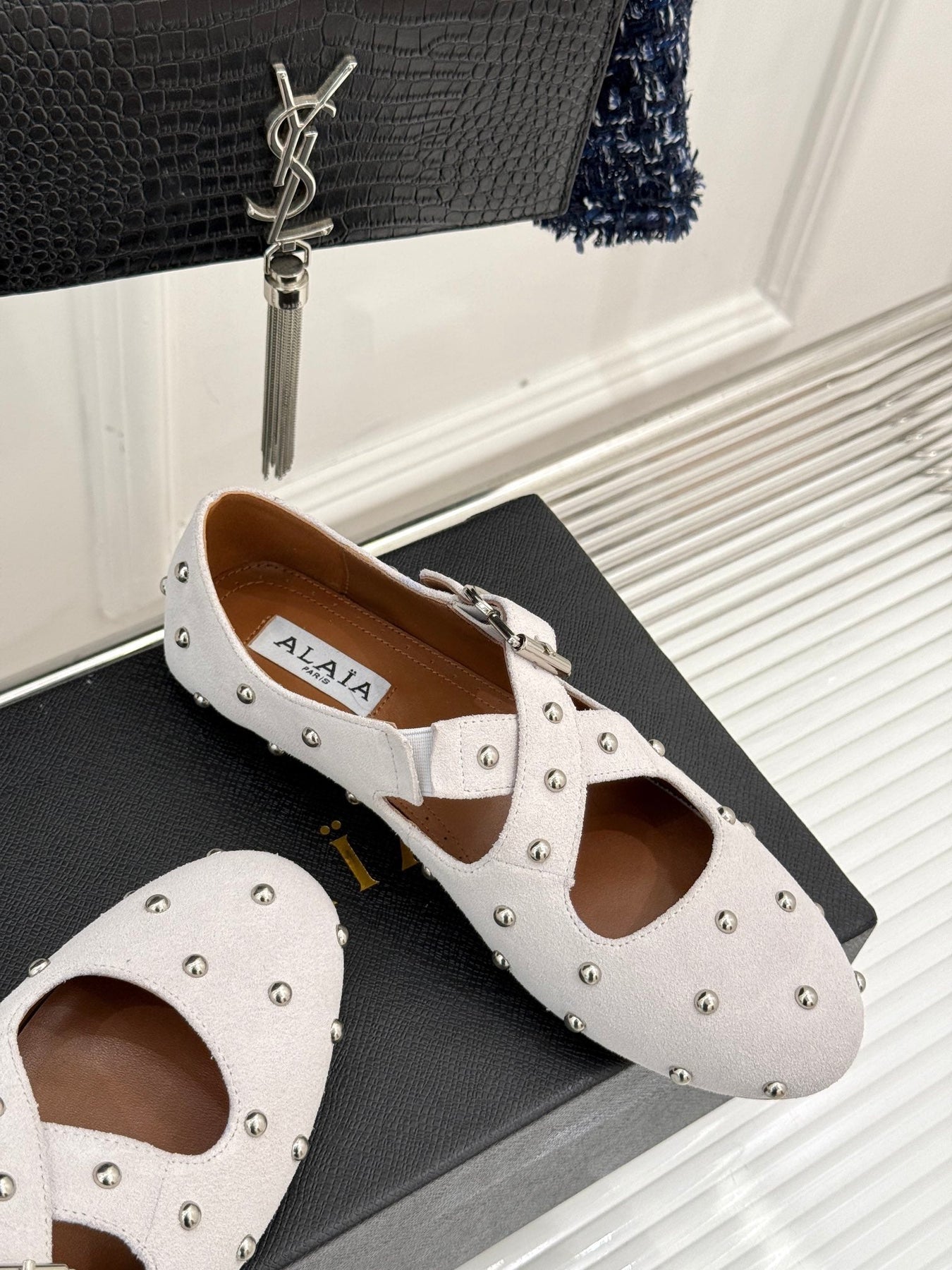 CROSSED STRAP BALLET FLATS IN WHITE SUEDE