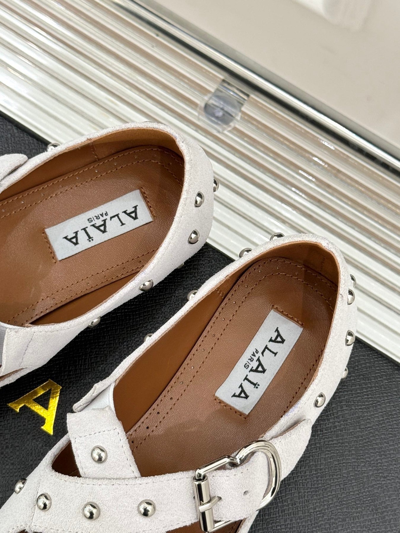 CROSSED STRAP BALLET FLATS IN WHITE SUEDE