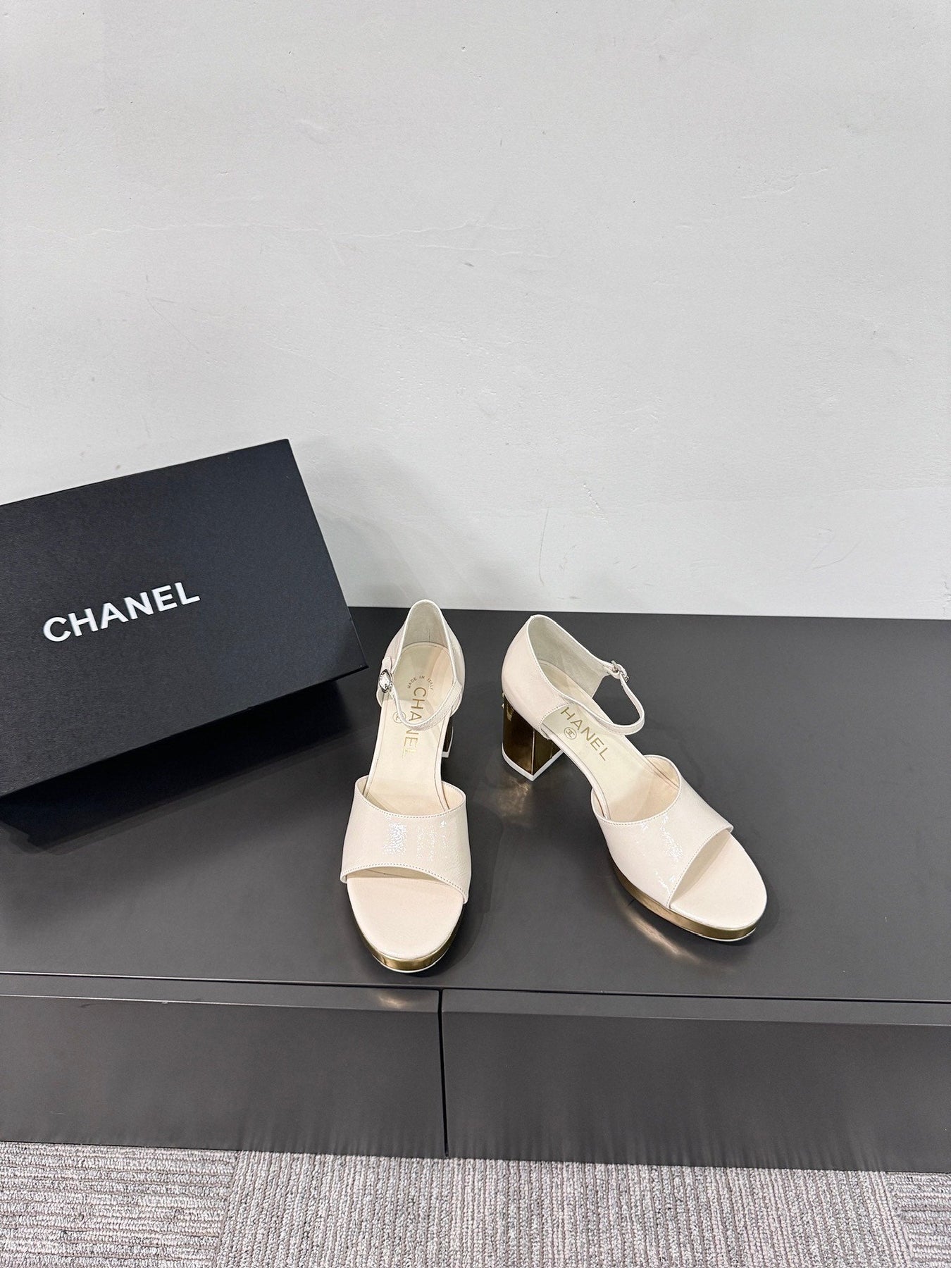 BLOCK HEEL SANDALS WHITE SHEEPSKIN