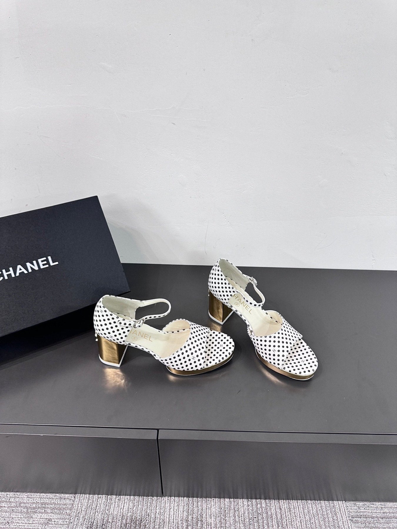 BLOCK HEEL SANDALS WHITE POLKA DOT SHEEPSKIN