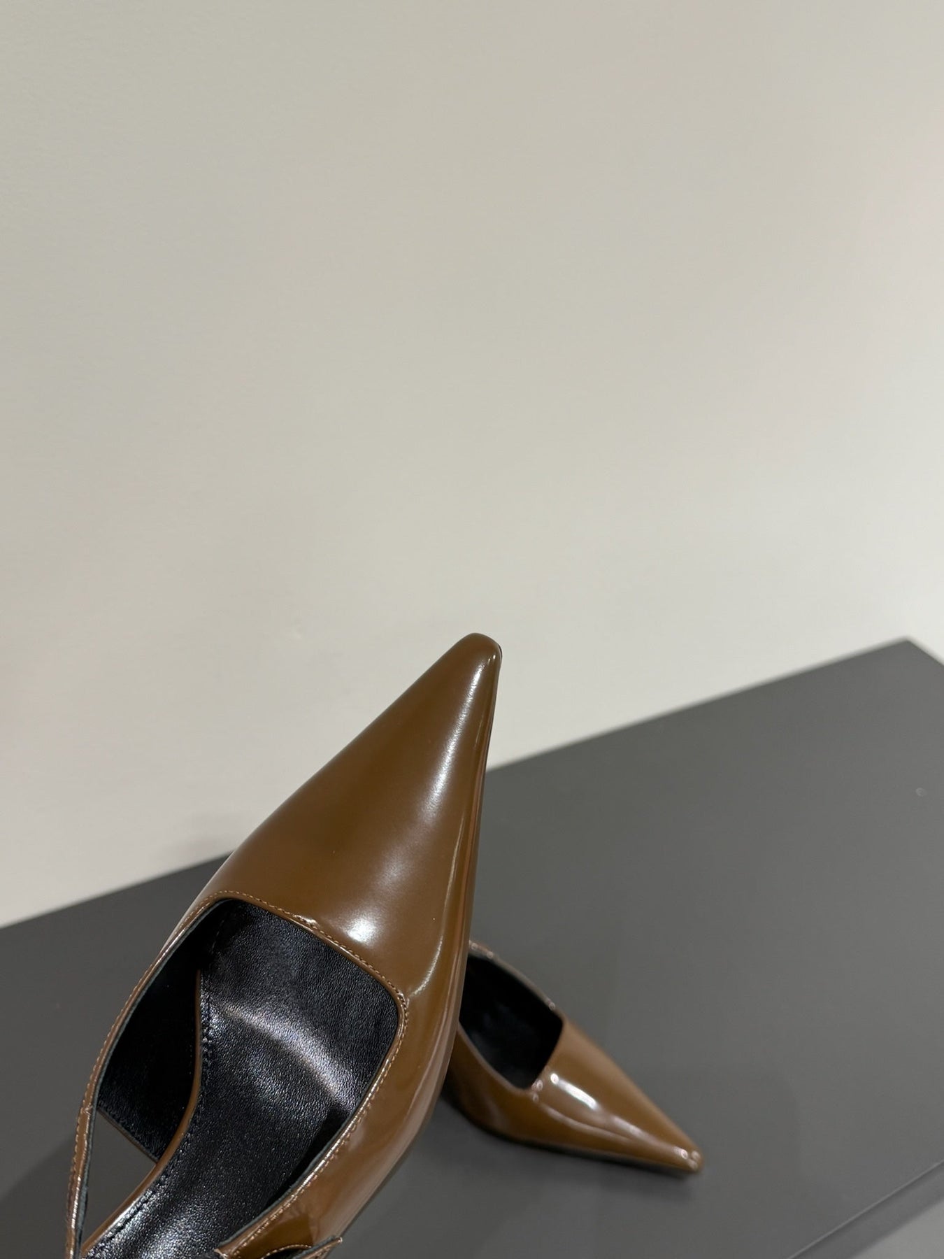 LEE SLINGBACK PUMPS 75 MM IN COFFEE BROWN PATENT CALFSKIN