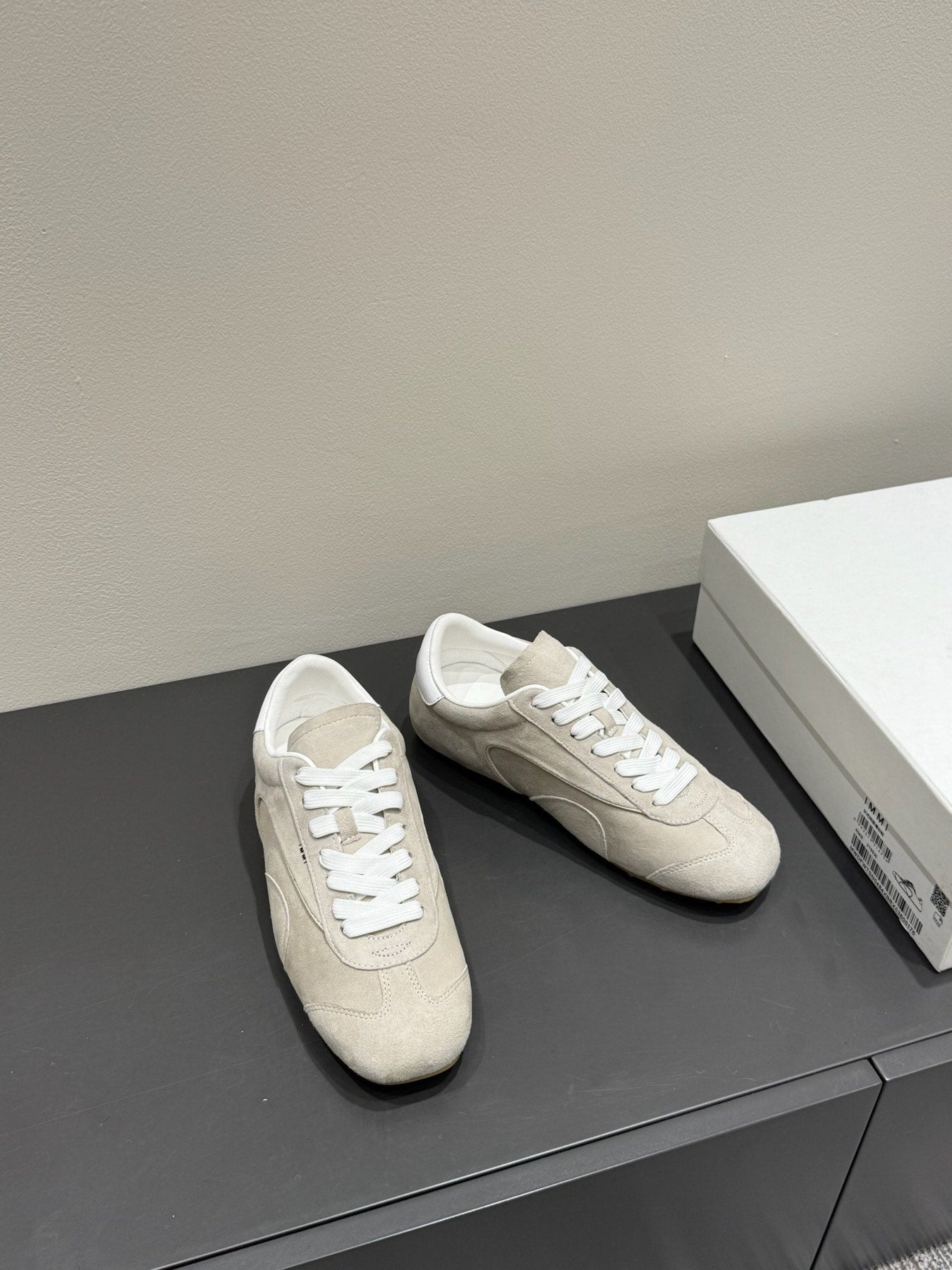 LACE-UP SNEAKER IN BEIGE SUEDE