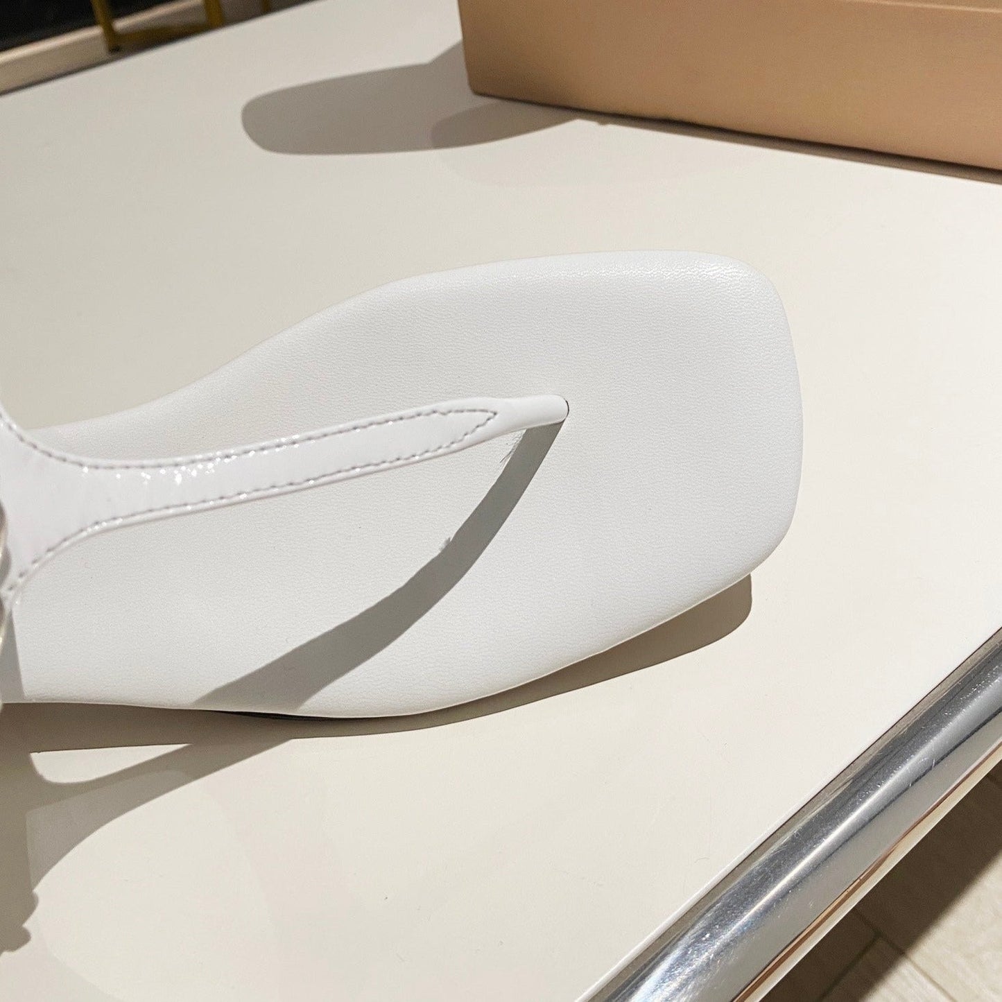 PEARL CHAIN FLIP-FLOPS SNOW COLOR LEATHER