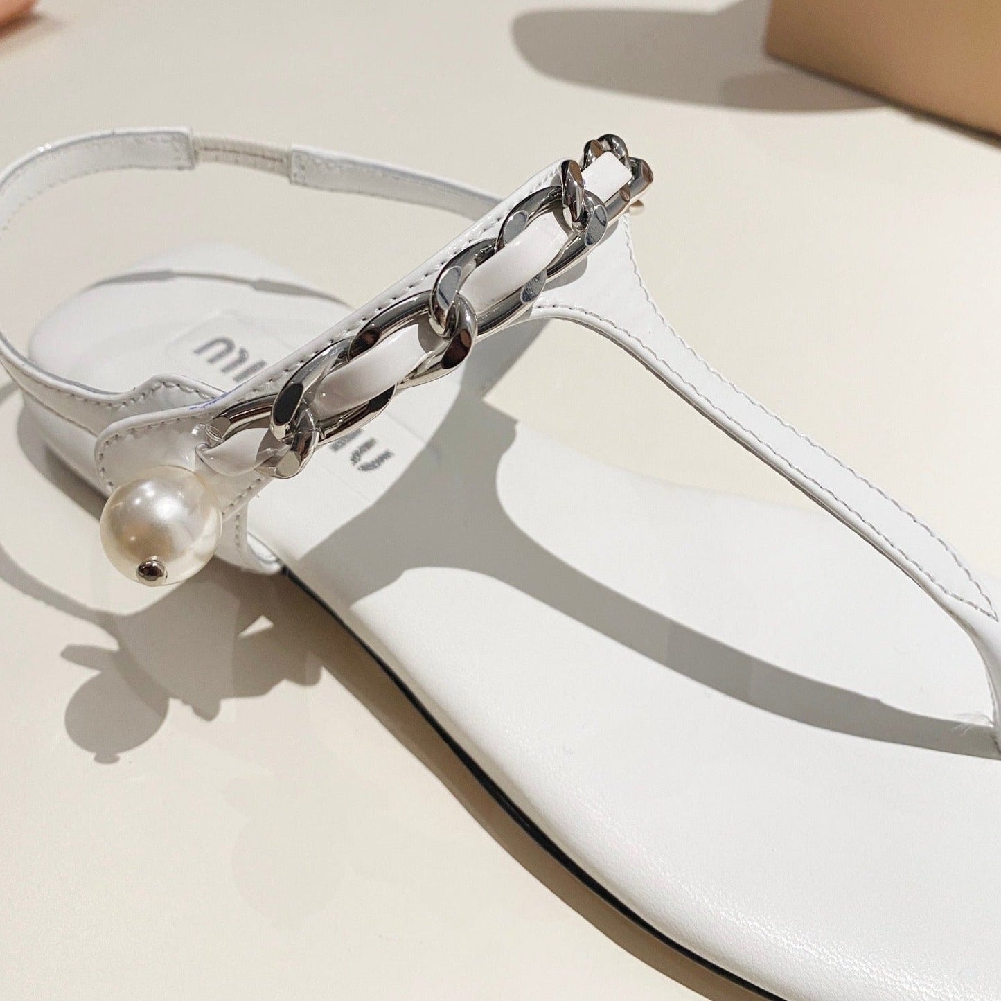 PEARL CHAIN FLIP-FLOPS SNOW COLOR LEATHER