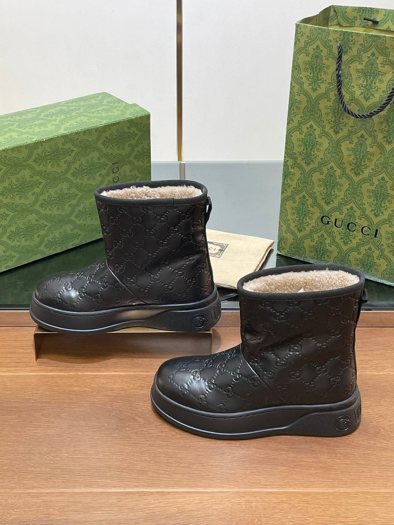 GG UGG BOOTS IN BLACK EMBOSSED DEERSKIN AND BEIGE WOOL LINING