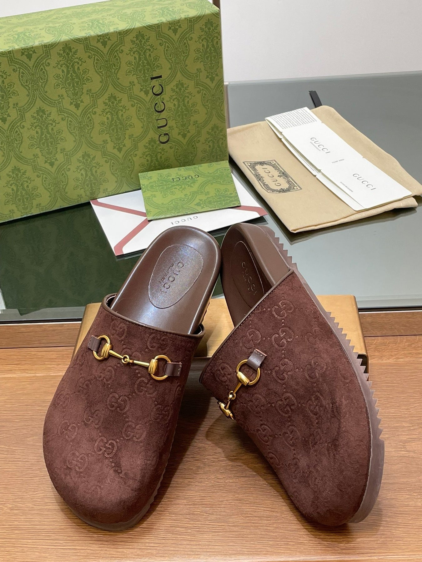 GG HORSEBIT MULE IN CHOCOLATE BROWN EMBOSSED SUEDE AND SHEEPSKIN LINING