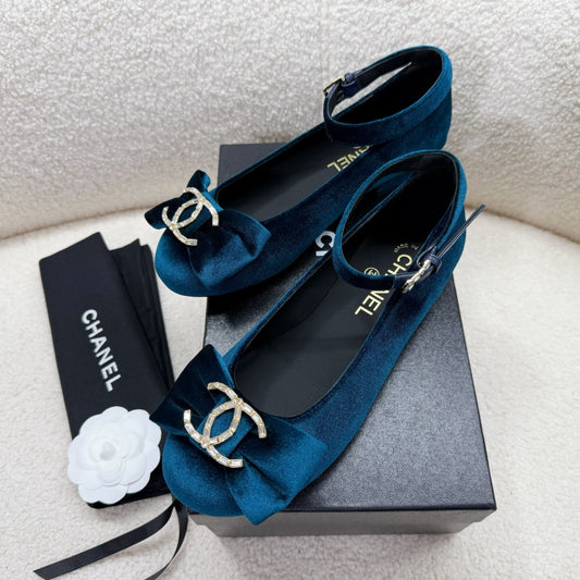 MARY JANE SHOES IN CLASSIC BLUE VELVET