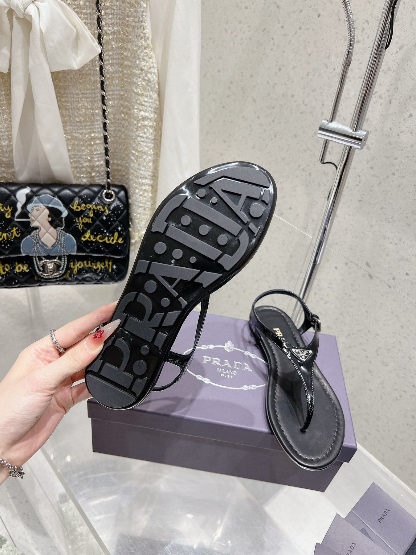 PRA PATENT LEATHER THONG SANDALS BLACK