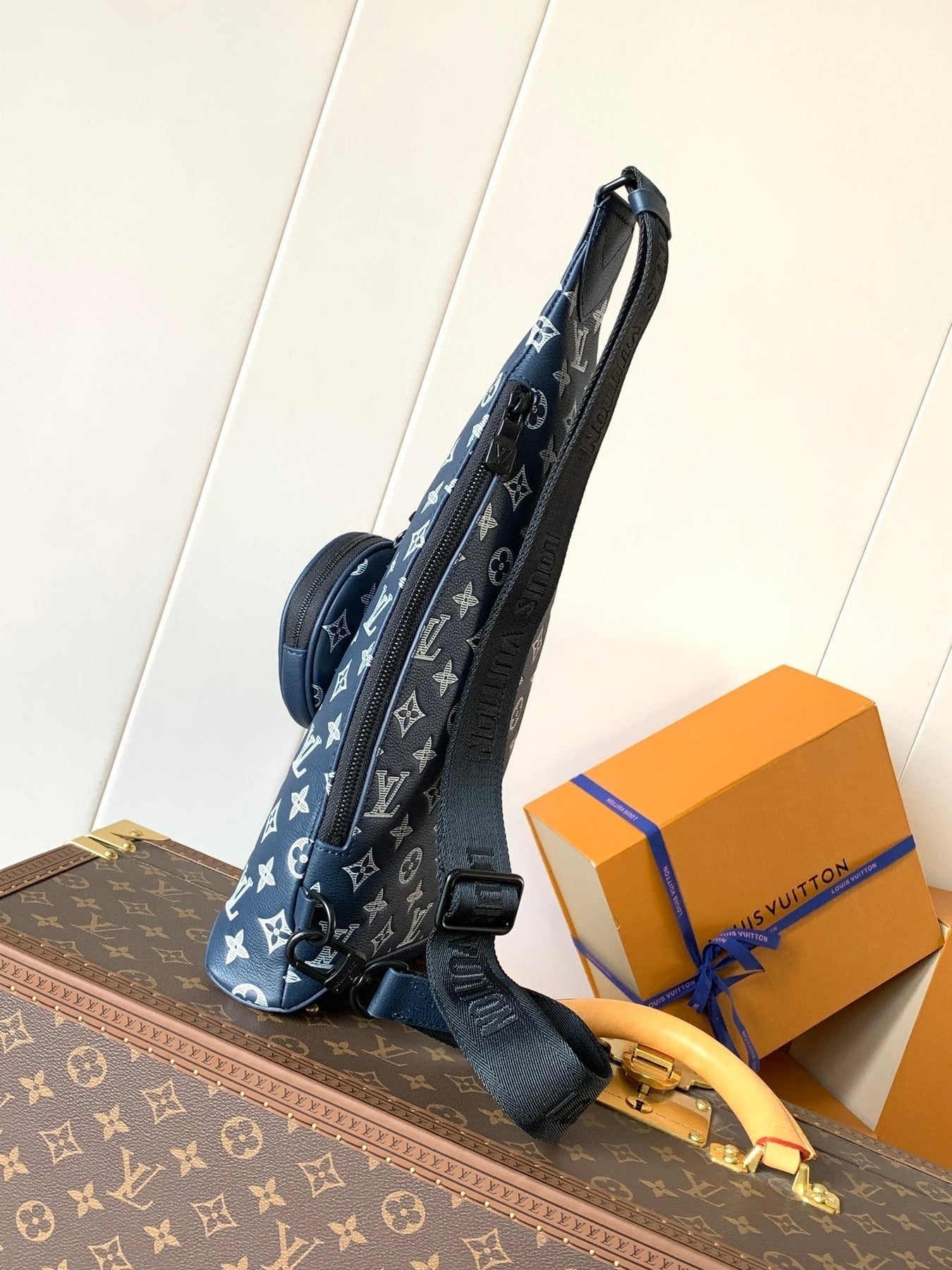 DUO CROSSBAG BAG 42 IN BLUE AND WHITE MONOGRAM SHADOW COWHIDE