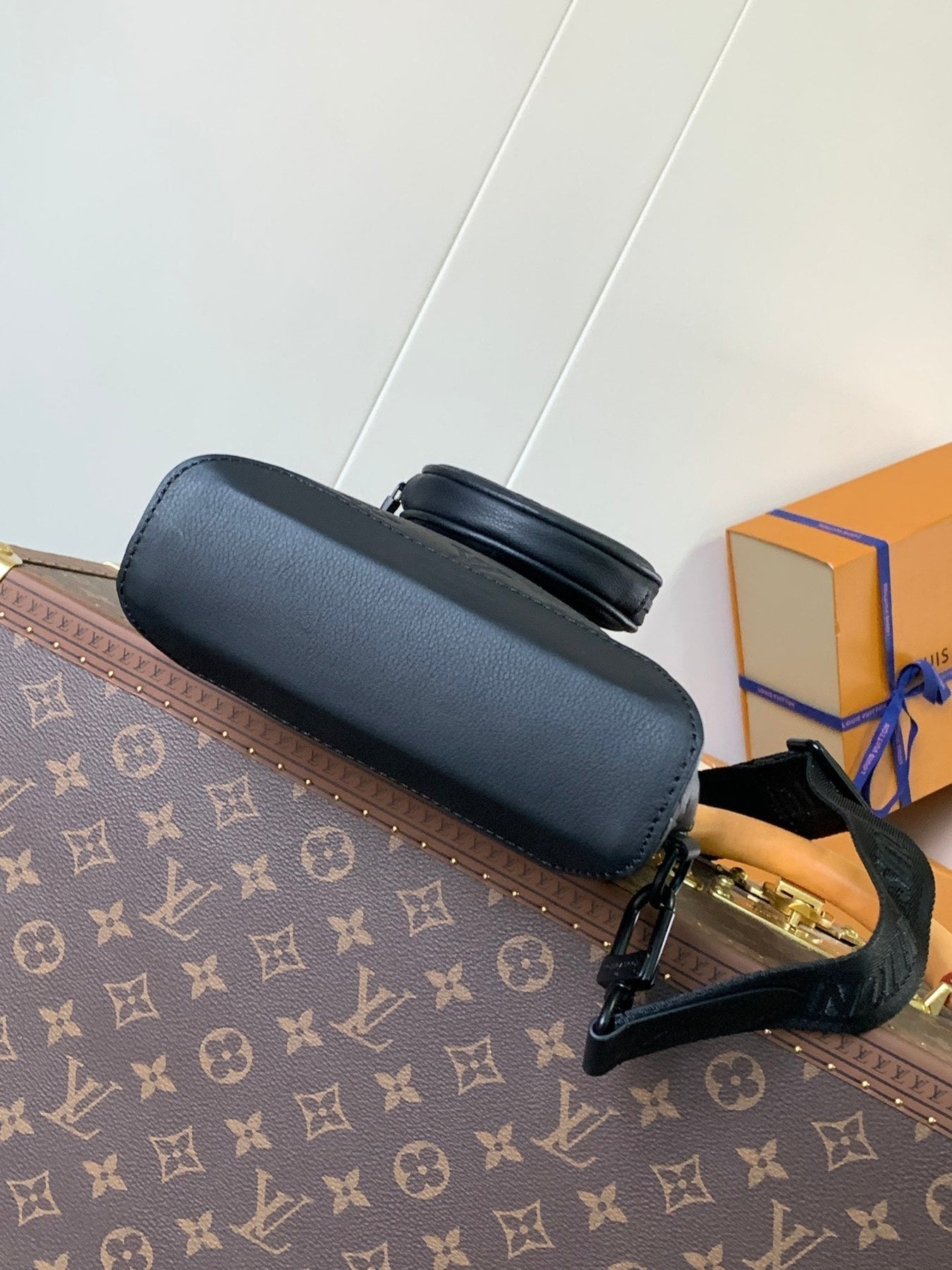 DUO CROSSBAG BAG 42 IN BLACK EMBOSSED CALFSKIN