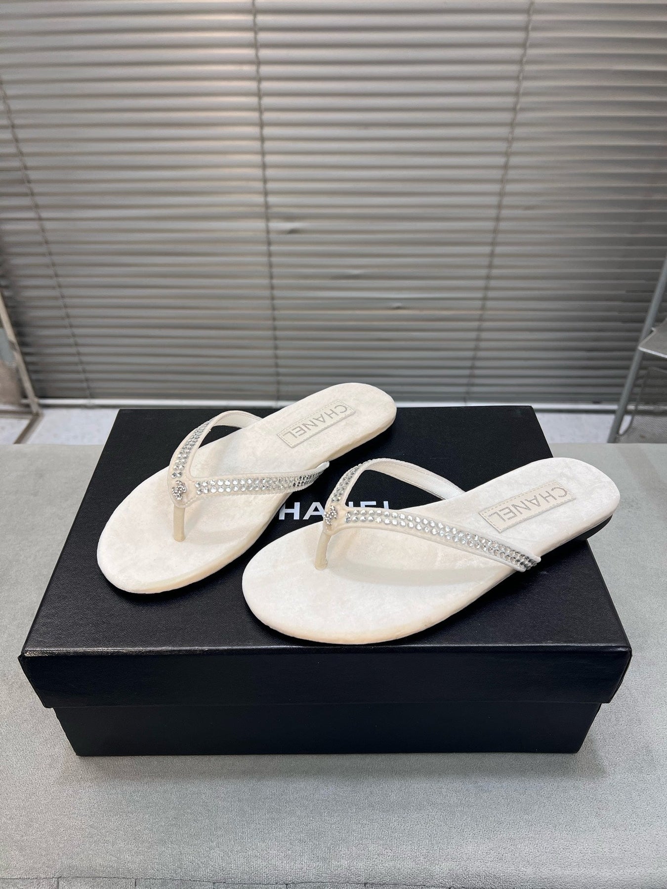 CRYSTAL THONG SANDAL IN WHITE CREAM SUEDE