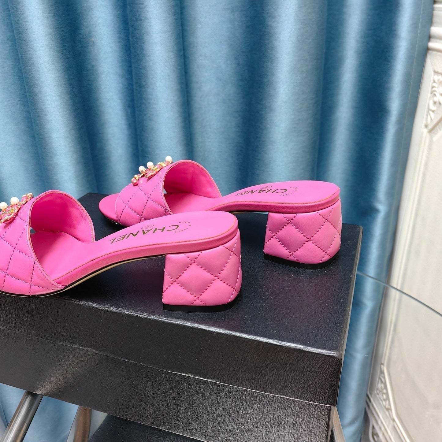 MULE SLIDE SANDAL IN BRIGHT PINK LAMBSKIN