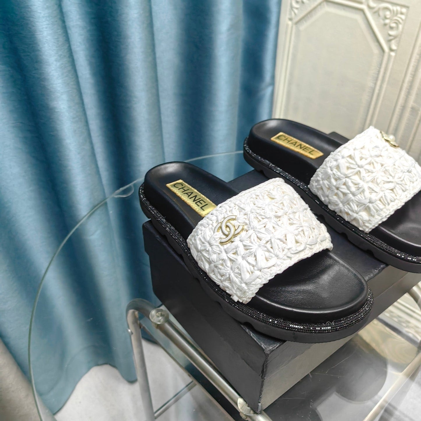 KNIT SLIPPERS IN LIGHT PINK WOVEN SATIN AND BLACK SHEEPSKIN