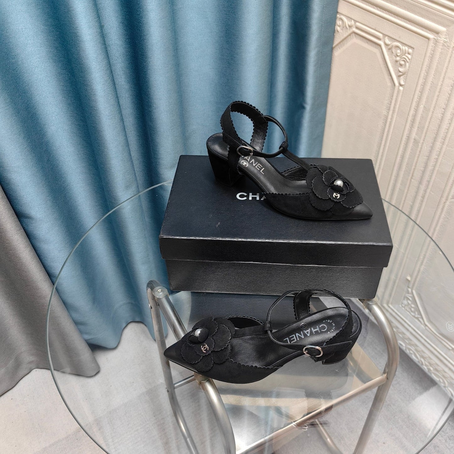 CC CAMELLIA SANDAL IN BLACK SUEDE AND CALFSKIN WITH FLOWER