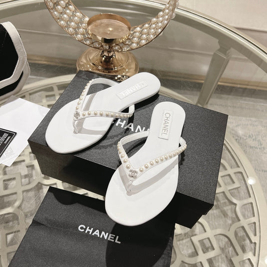 PEARL THONG SANDAL IN WHITE LAMBSKIN