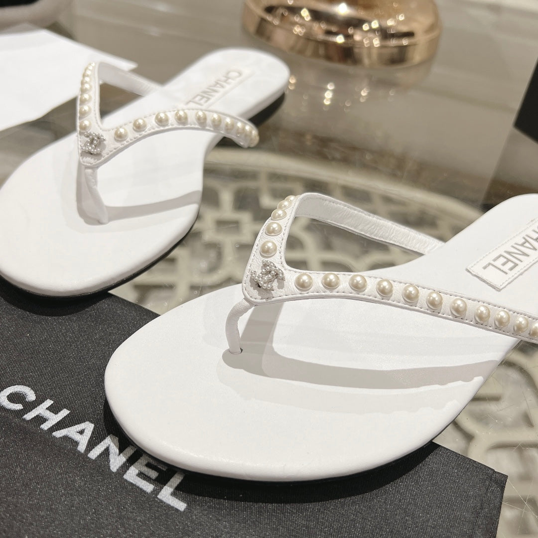 PEARL THONG SANDAL IN WHITE LAMBSKIN