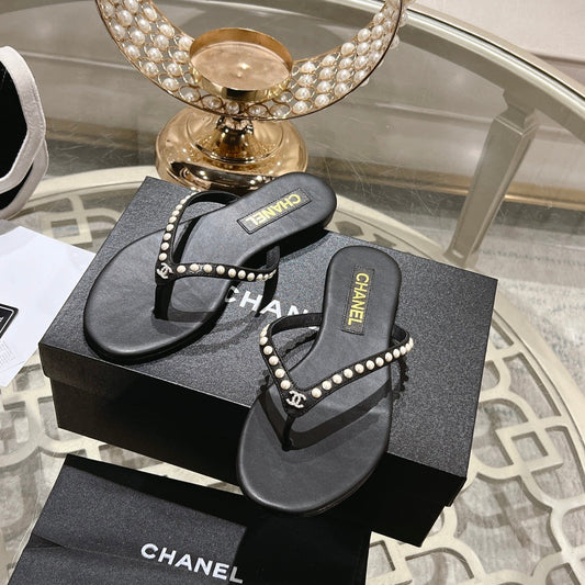 PEARL THONG SANDAL IN BLACK LAMBSKIN