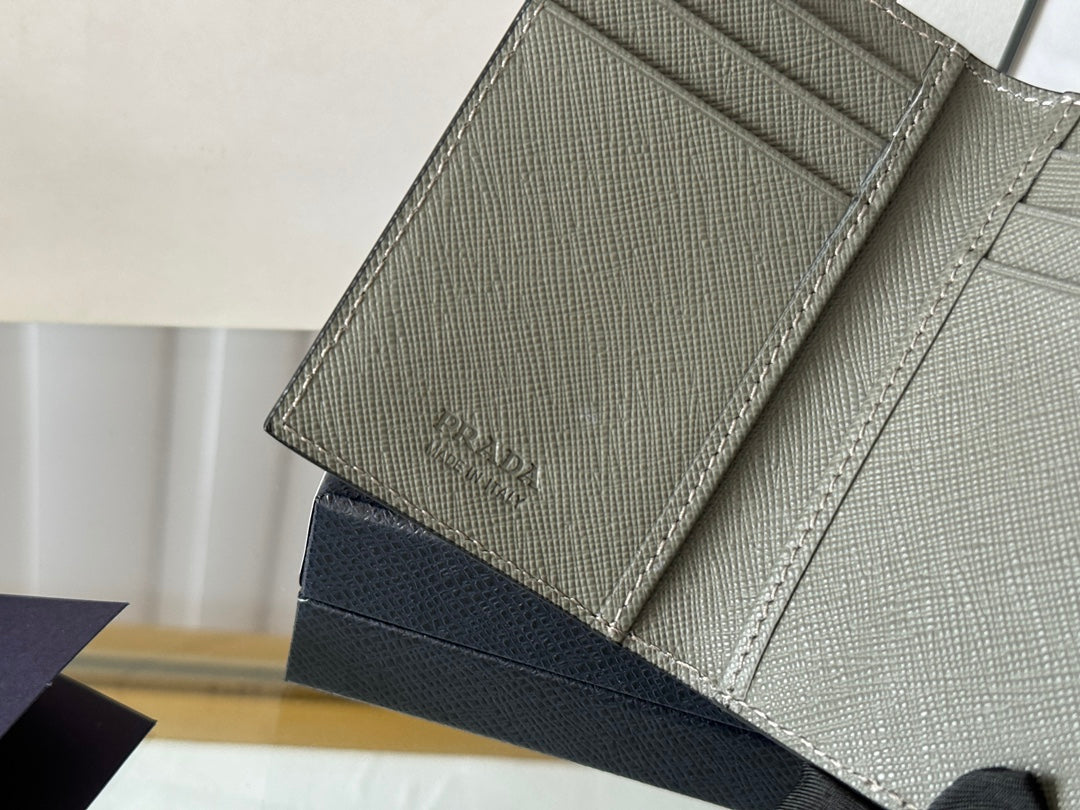 EMBOSSED LOGO WALLET 11 IN FINCH GREEN CALFSKIN
