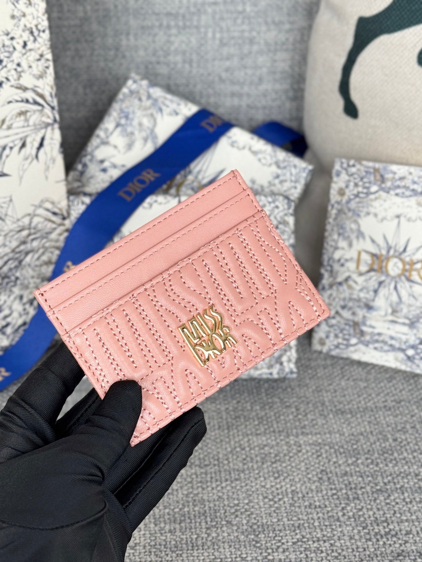 FREESIA CARD HOLDER 10 IN BABY PINK QUILTED ALLOVER CALFSKIN