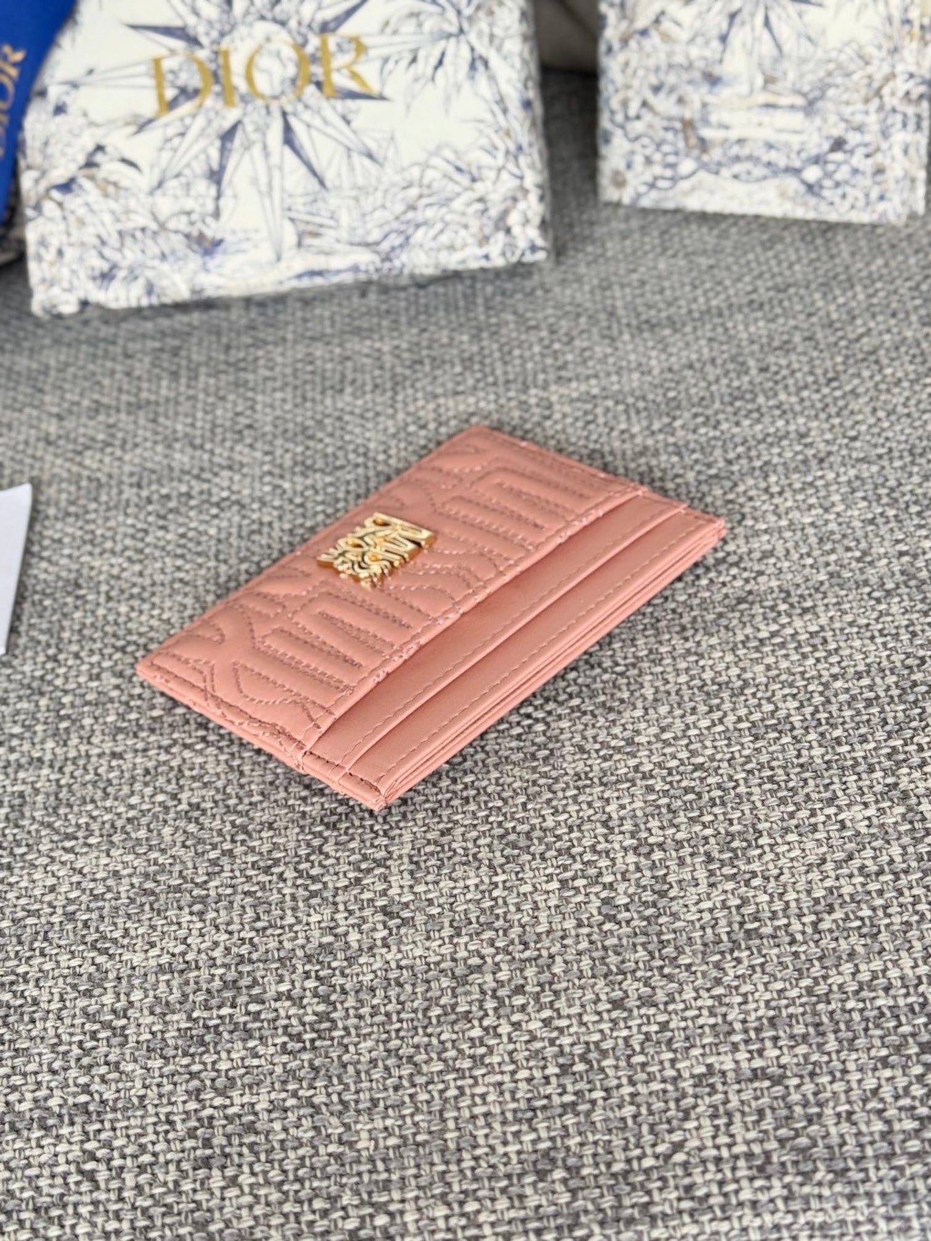 FREESIA CARD HOLDER 10 IN BABY PINK QUILTED ALLOVER CALFSKIN