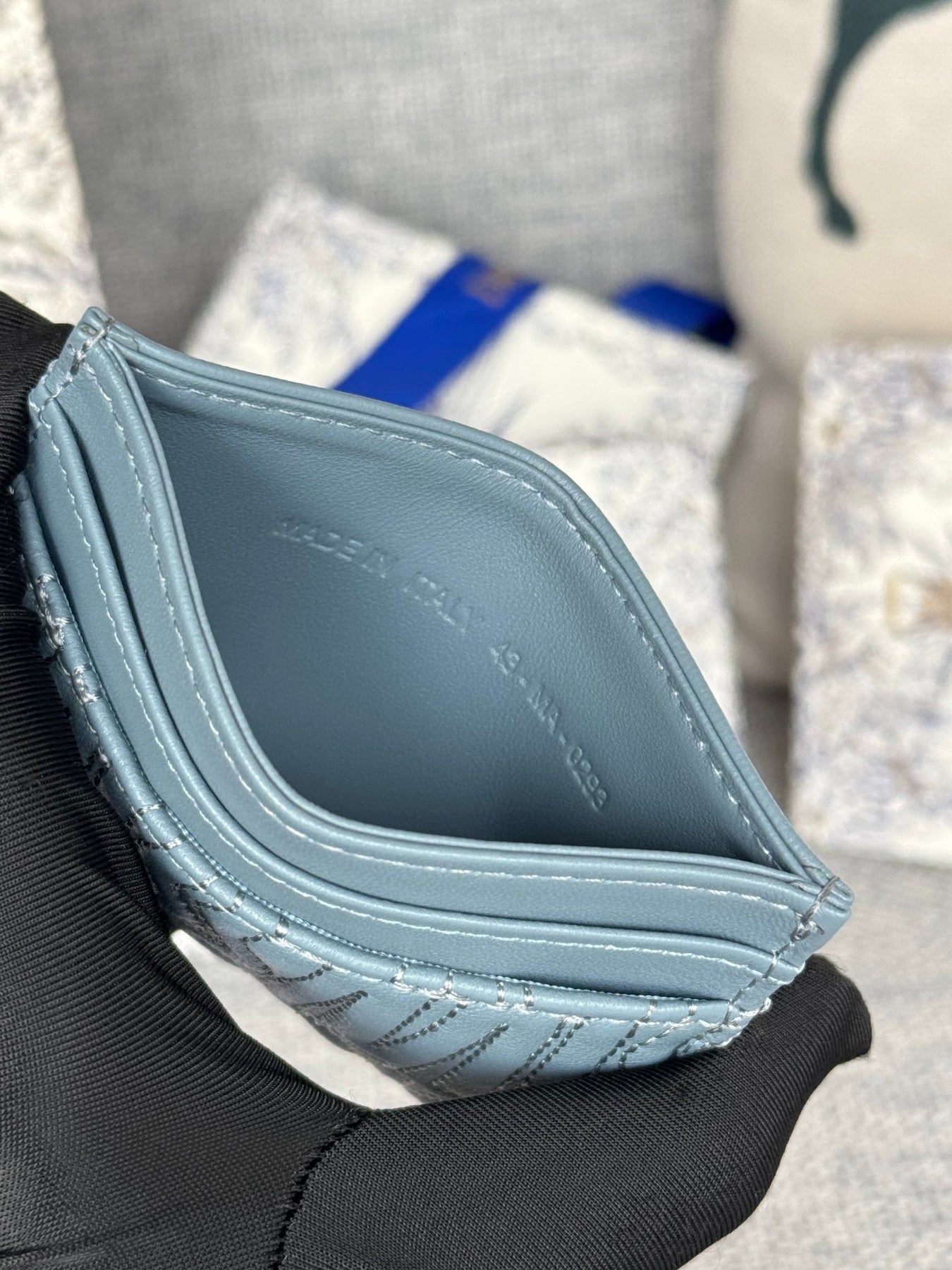 FREESIA CARD HOLDER 10 IN BABY BLUE QUILTED ALLOVER CALFSKIN