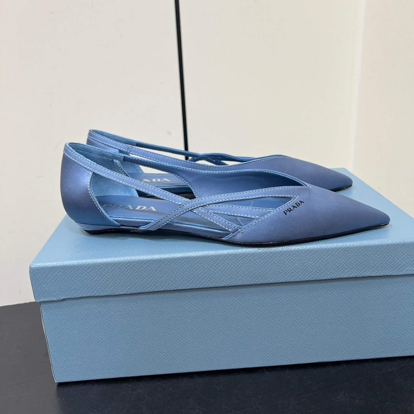 CUT-OUT BALLERINAS IN PERANO BLUE SATIN