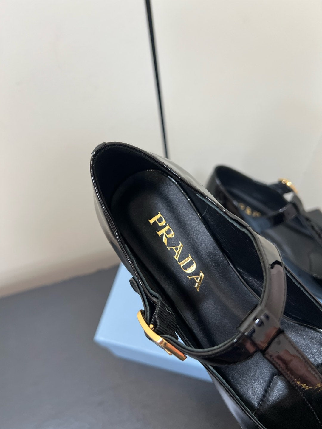 BOW MARY JANE PUMPS WITH T-STRAP IN BLACK GLOSSY CALFSKIN