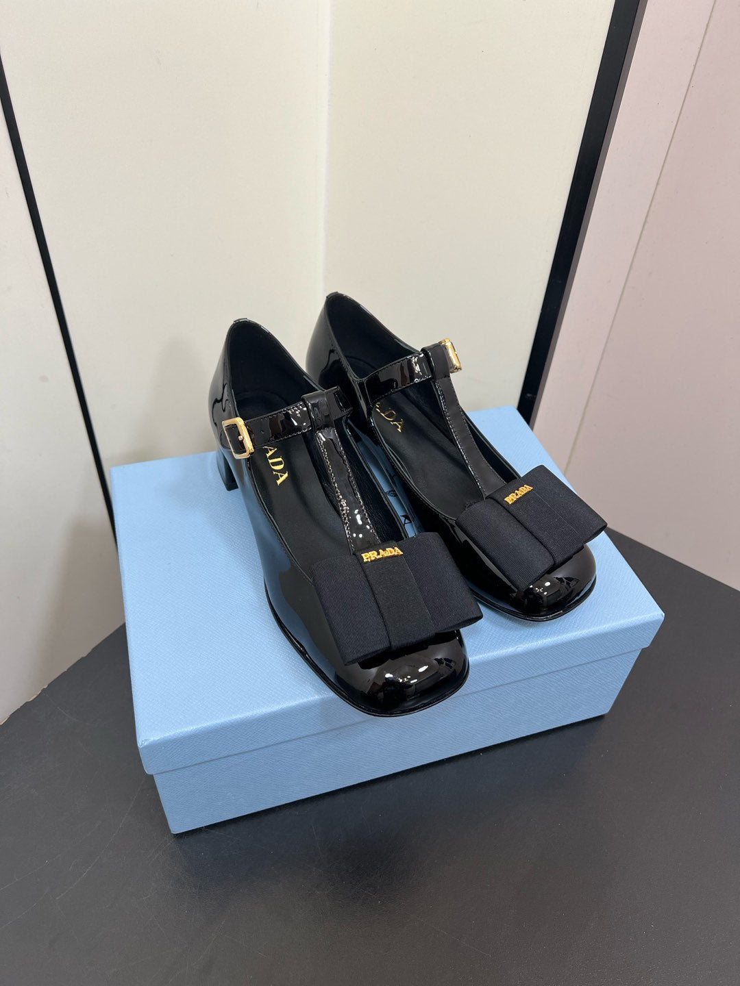 BOW MARY JANE PUMPS WITH T-STRAP IN BLACK GLOSSY CALFSKIN