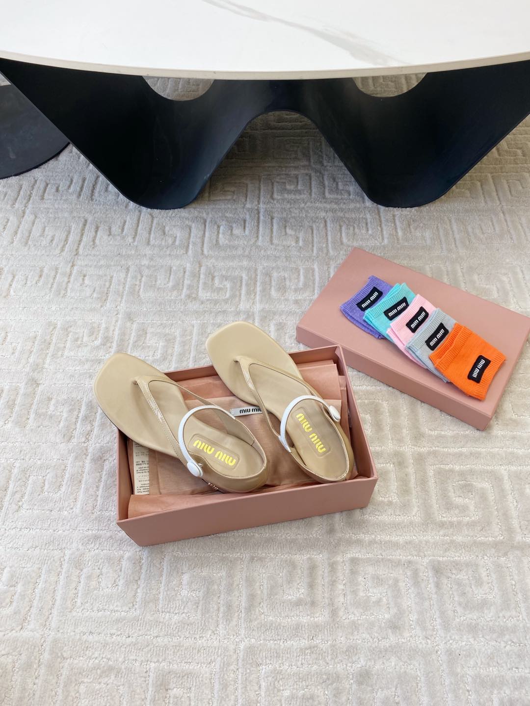 MID-HEEL THONG SANDALS IN BEIGE GLOSSY SHEEPSKIN