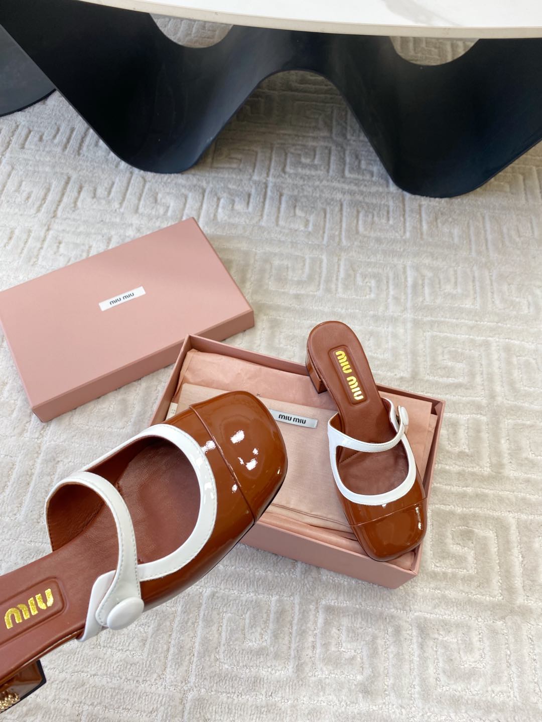 MARY JANE MULE PUMPS IN RED BROWN GLOSSY SHEEPSKIN