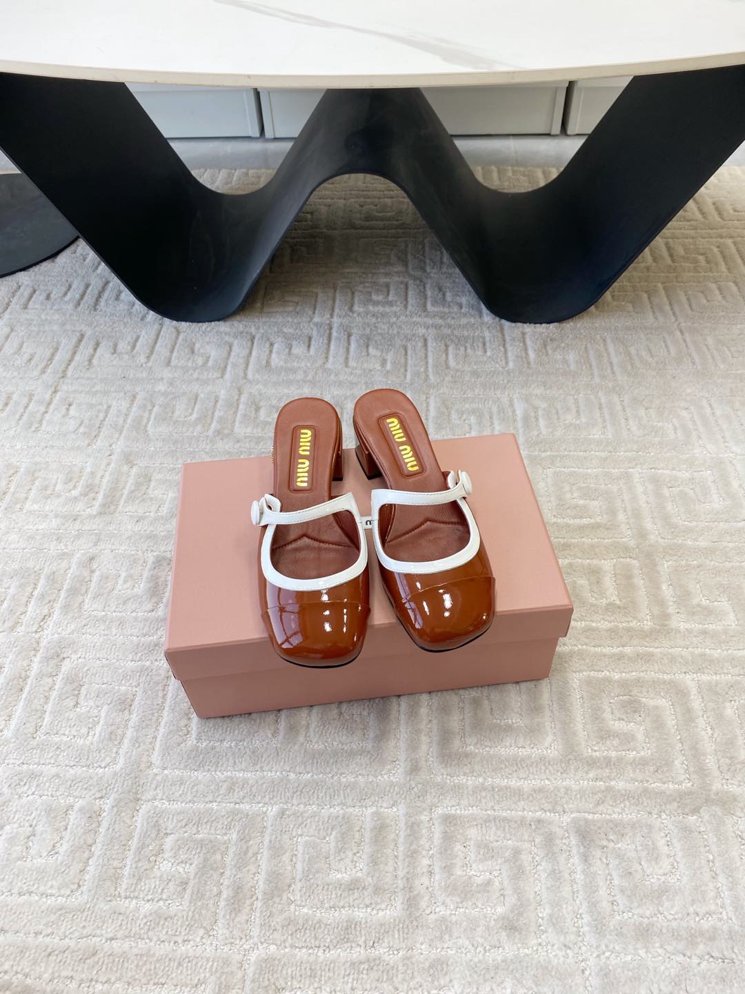 MARY JANE MULE PUMPS IN RED BROWN GLOSSY SHEEPSKIN