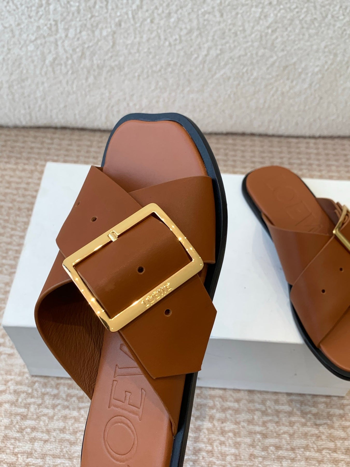 PETAL BELT FLAT SANDAL IN BRONZE BROWN CALFSKIN