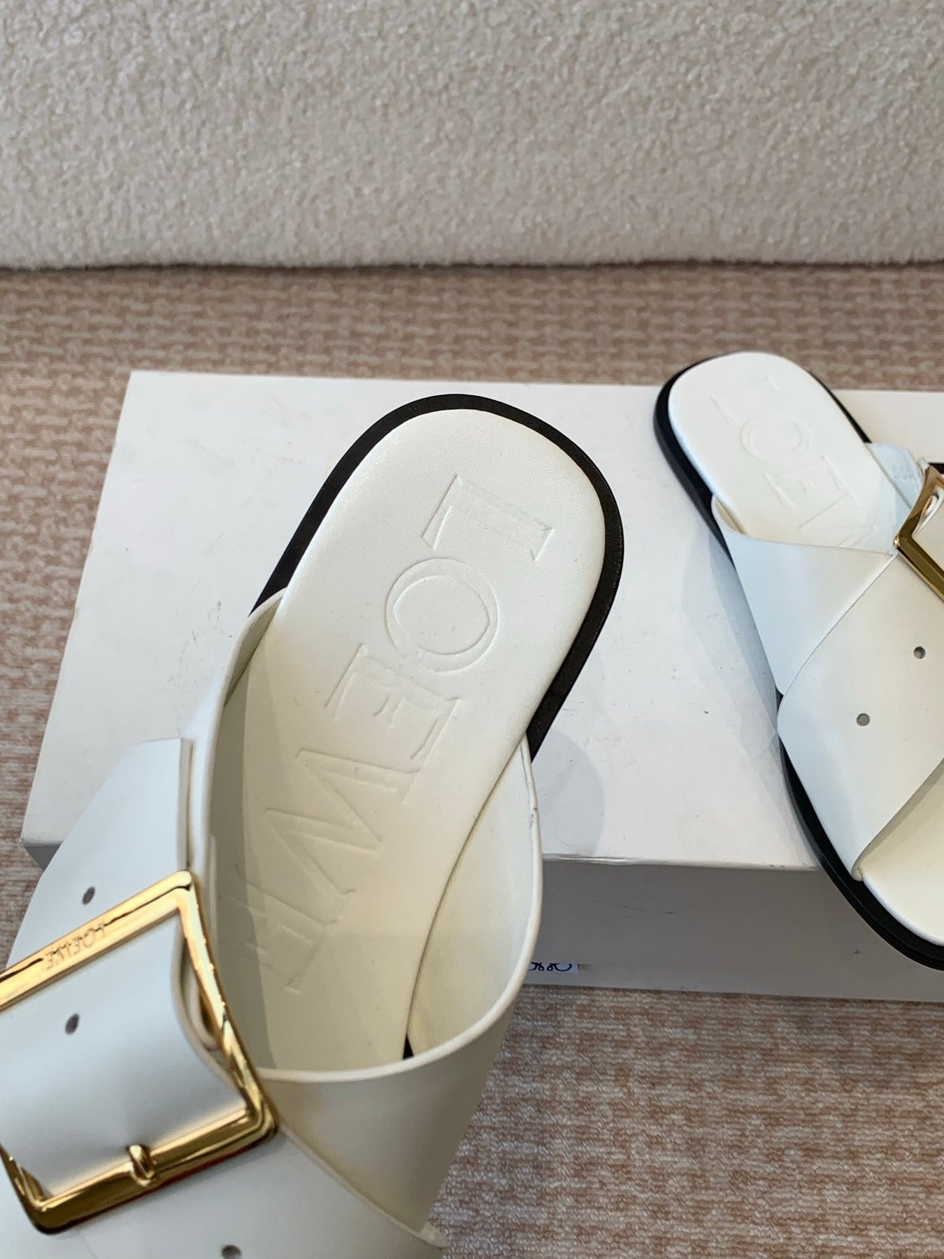 PETAL BELT FLAT SANDAL IN WHITE CALFSKIN