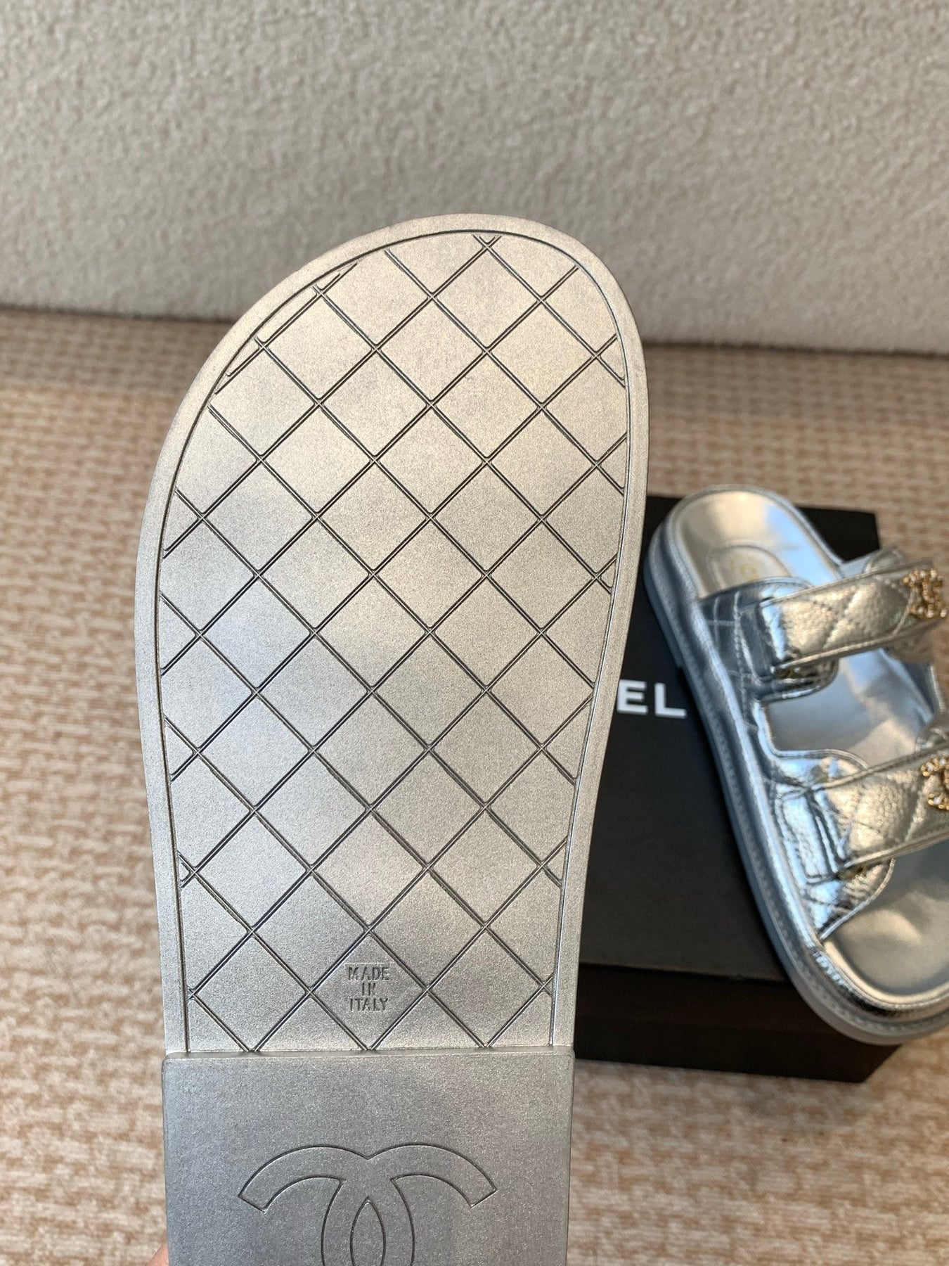 DAD SANDAL IN SILVER SHEEPSKIN MULE