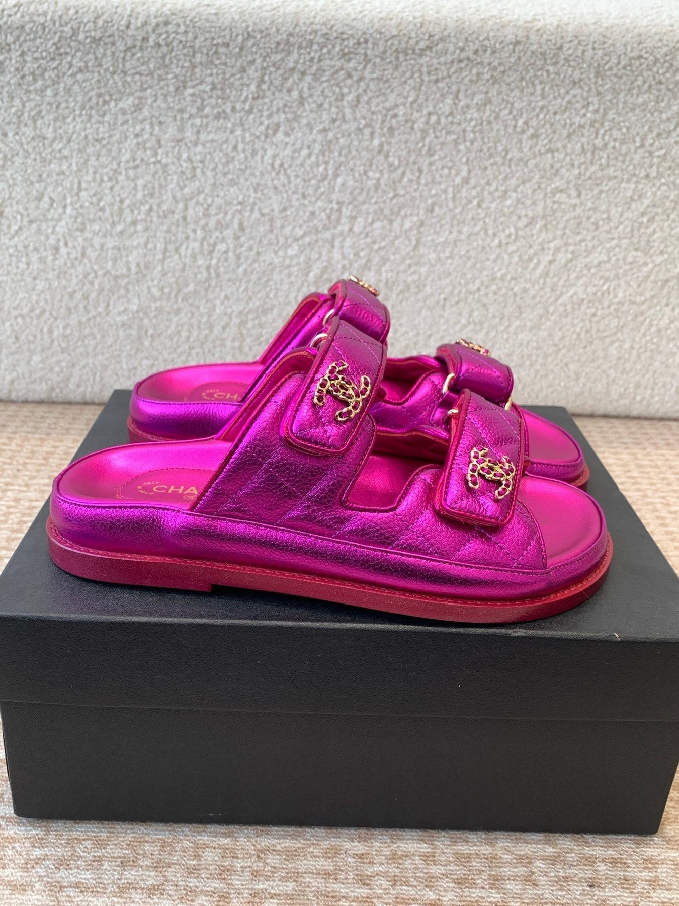 DAD SANDAL IN MAGENTA PURPLE SHEEPSKIN MULE