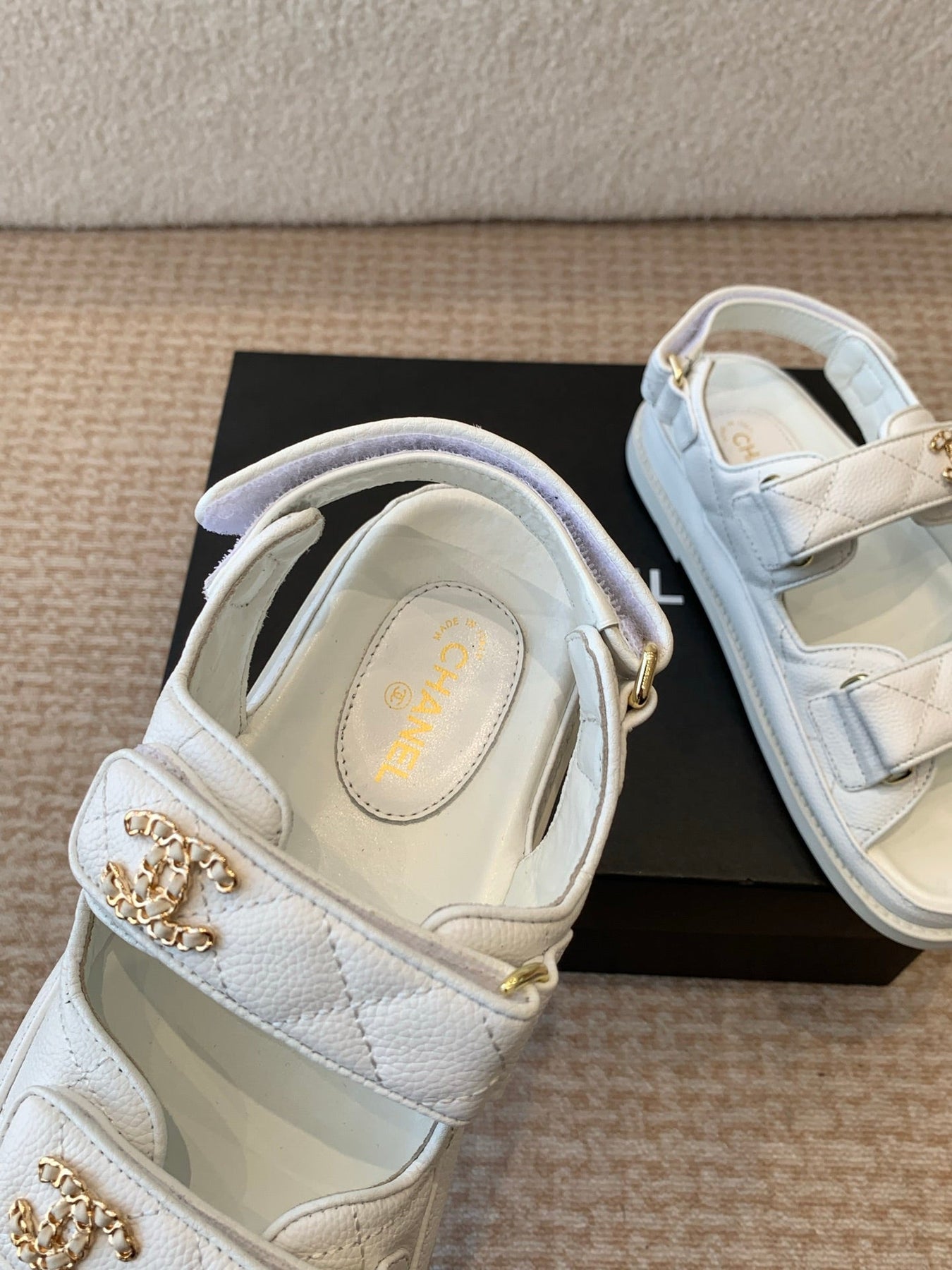 DAD SANDAL IN WHITE SHEEPSKIN