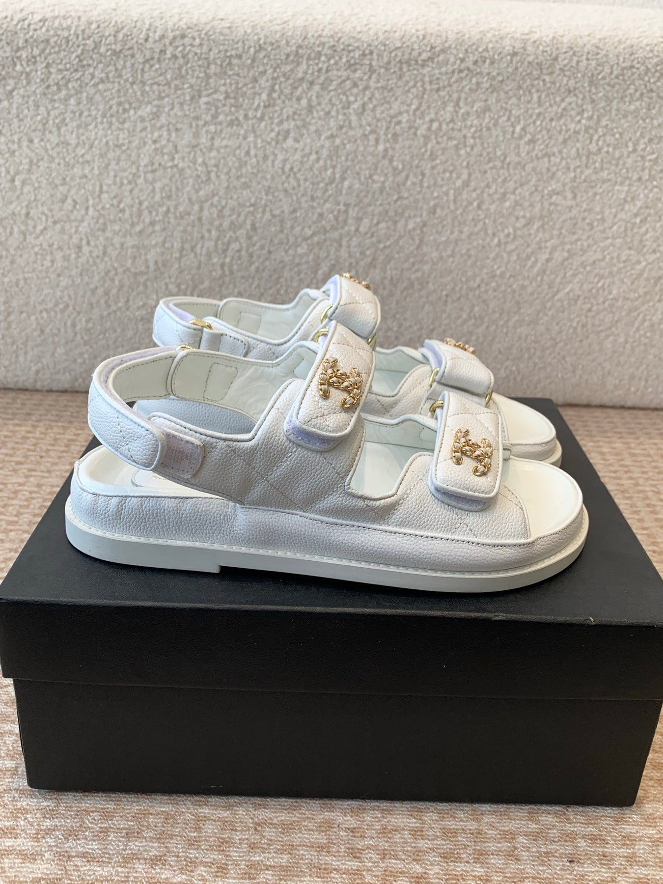 DAD SANDAL IN WHITE SHEEPSKIN