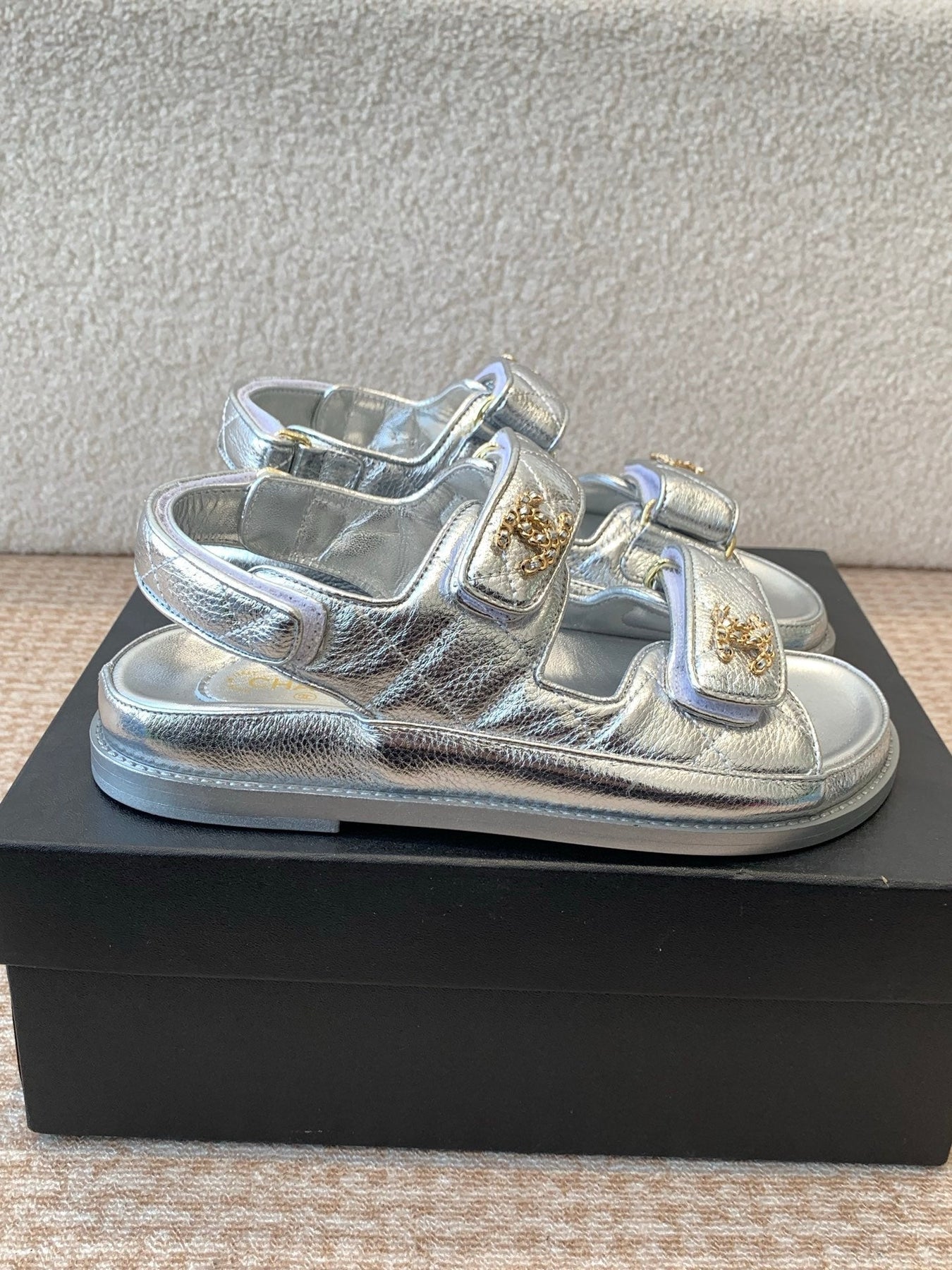 DAD SANDAL IN SILVER SHEEPSKIN