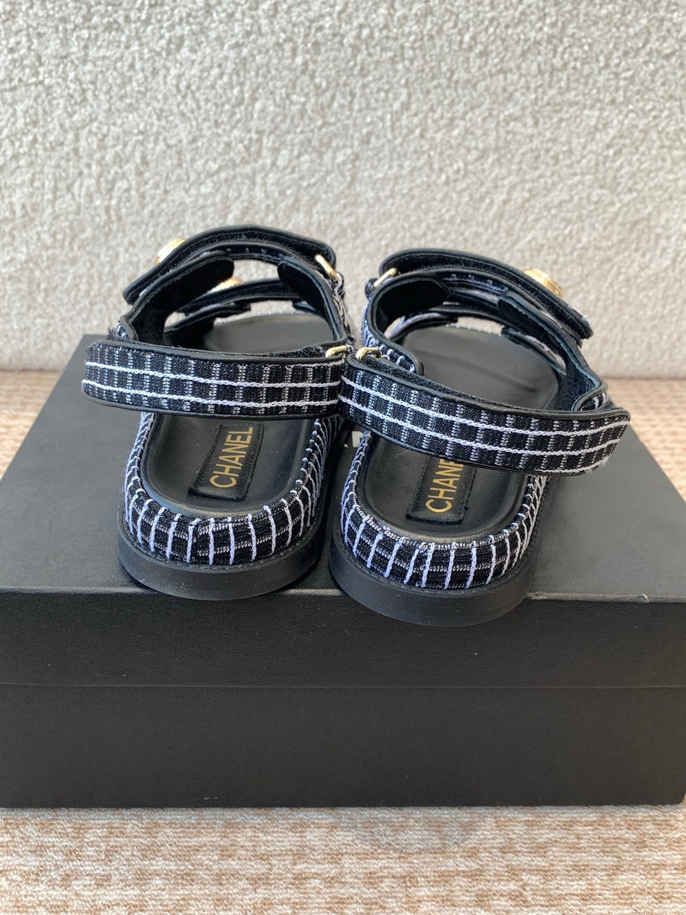 DAD SANDAL IN BLACK MIX WHITE DENIM FABRIC