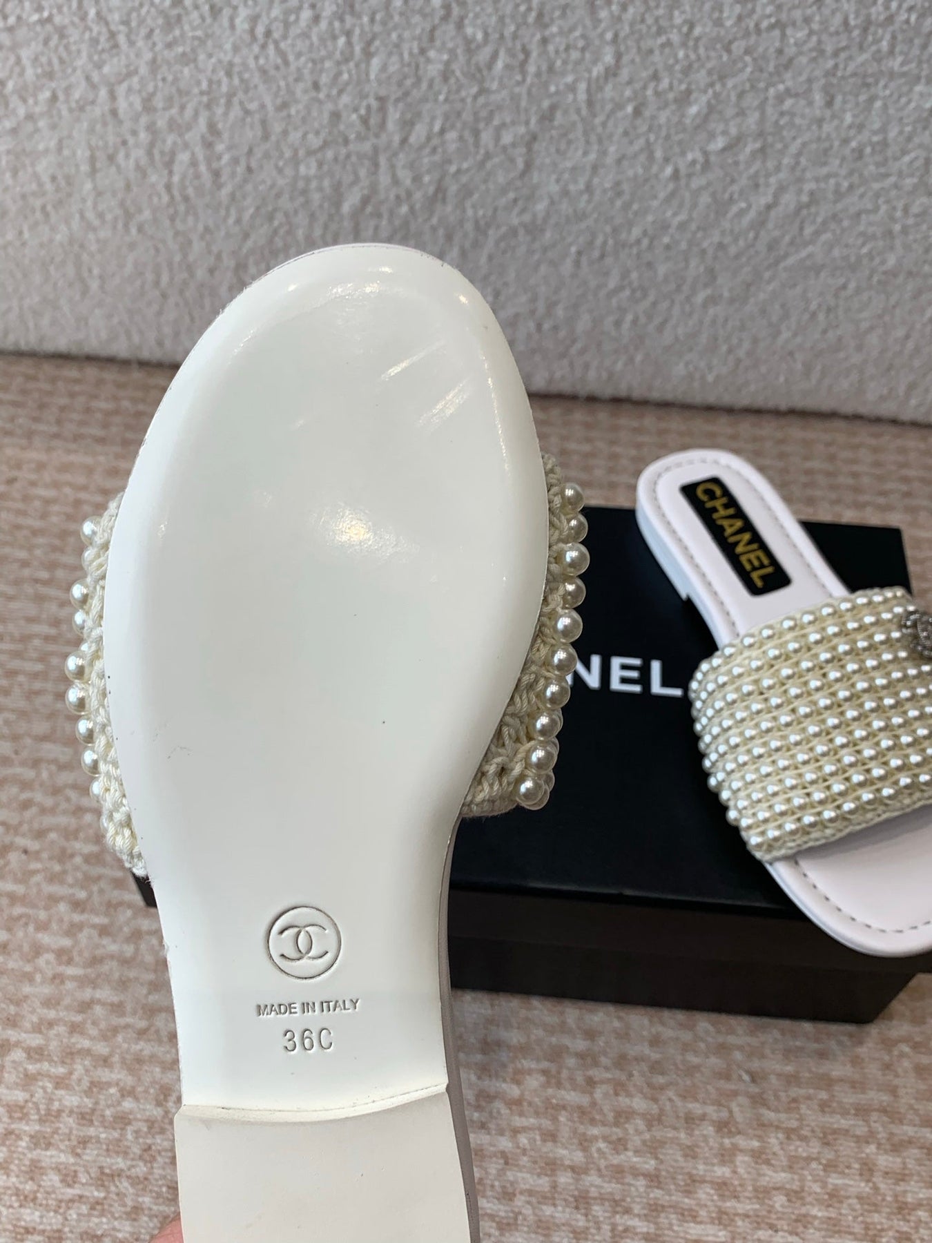 FLAT SLIDE IN WHITE LAMBSKIN WITH PEARLS