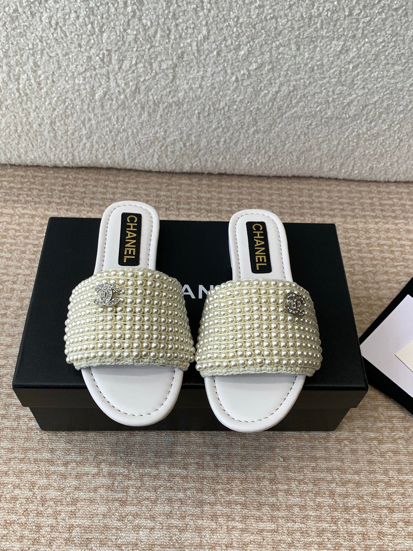 FLAT SLIDE IN WHITE LAMBSKIN WITH PEARLS