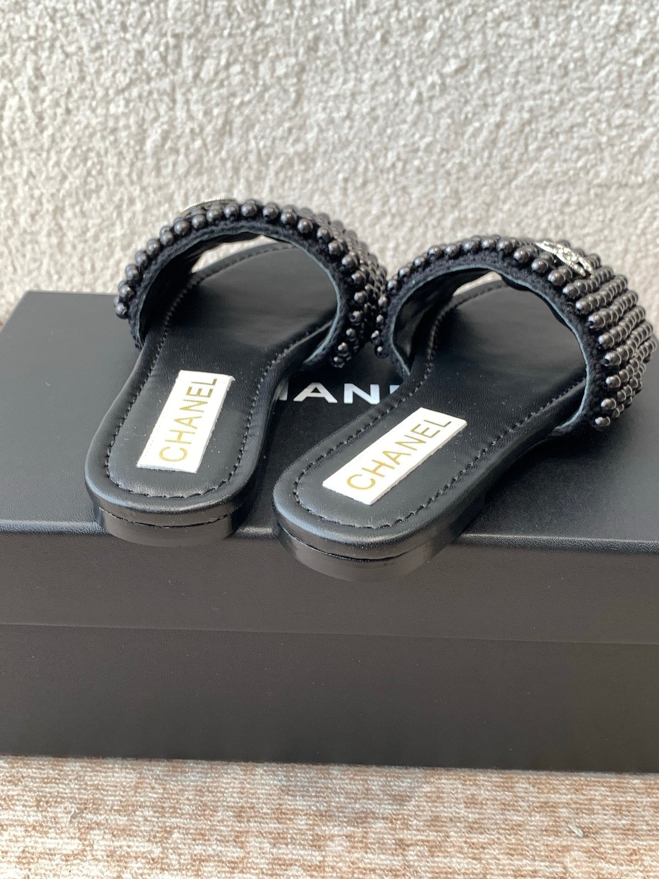 FLAT SLIDE IN BLACK LAMBSKIN WITH PEARLS